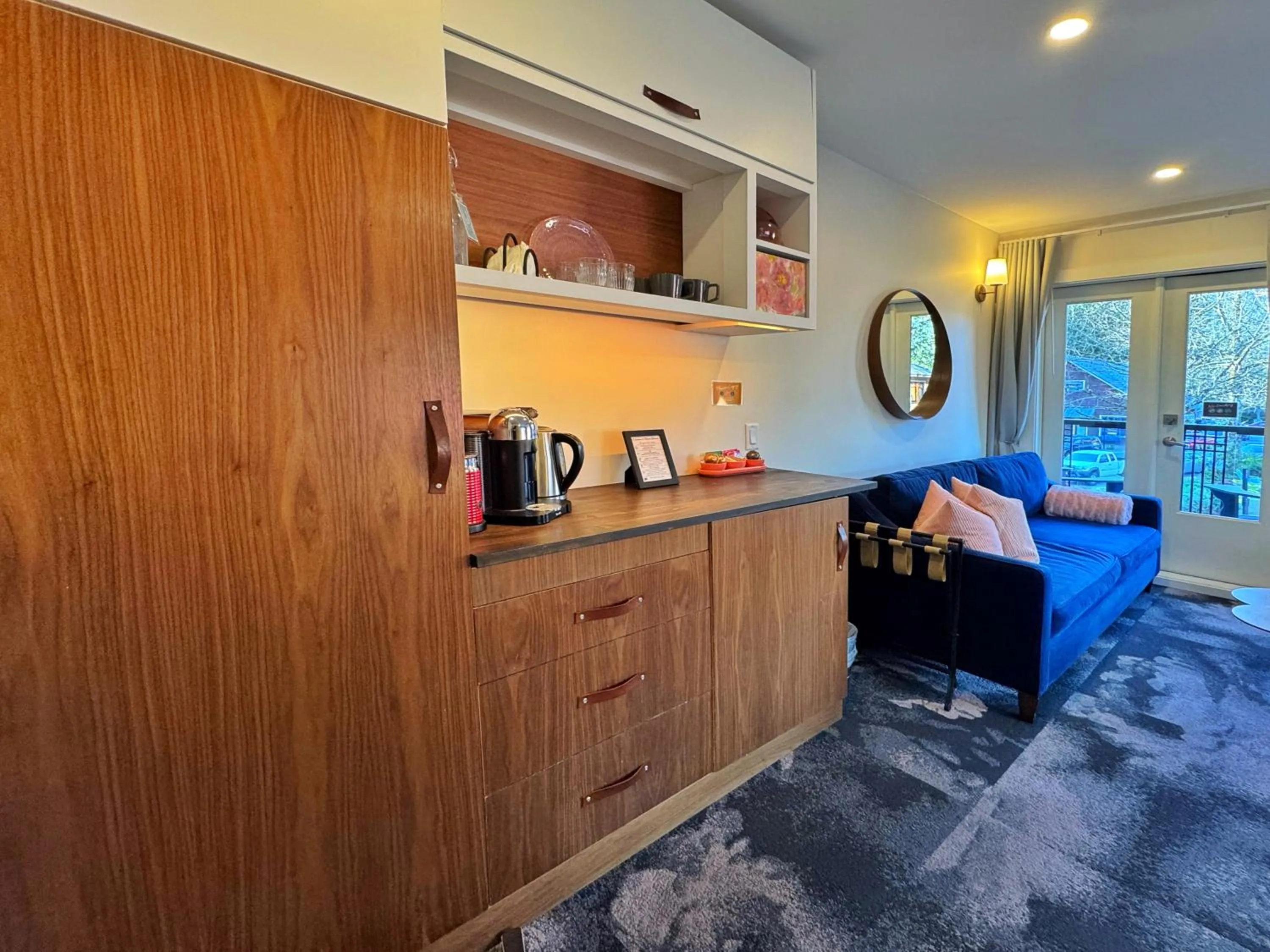 Coffee/tea facilities in Artisan Suites on Bowen