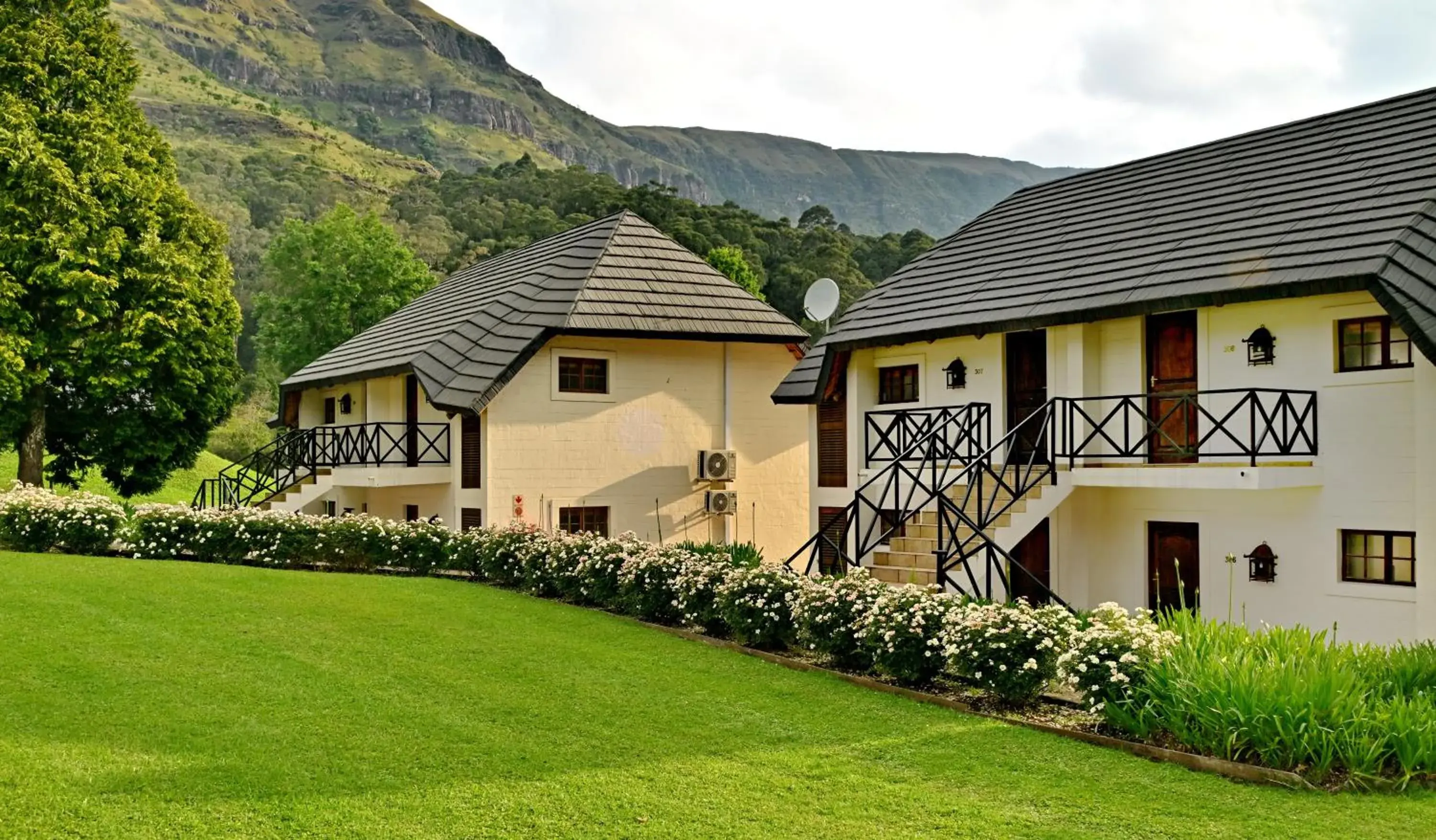 Deluxe Double or Twin Room with Mountain View - single occupancy in Champagne Castle Hotel Deluxe Double or Twin Room with Mountain View - single occupancy in Champagne Castle Hotel