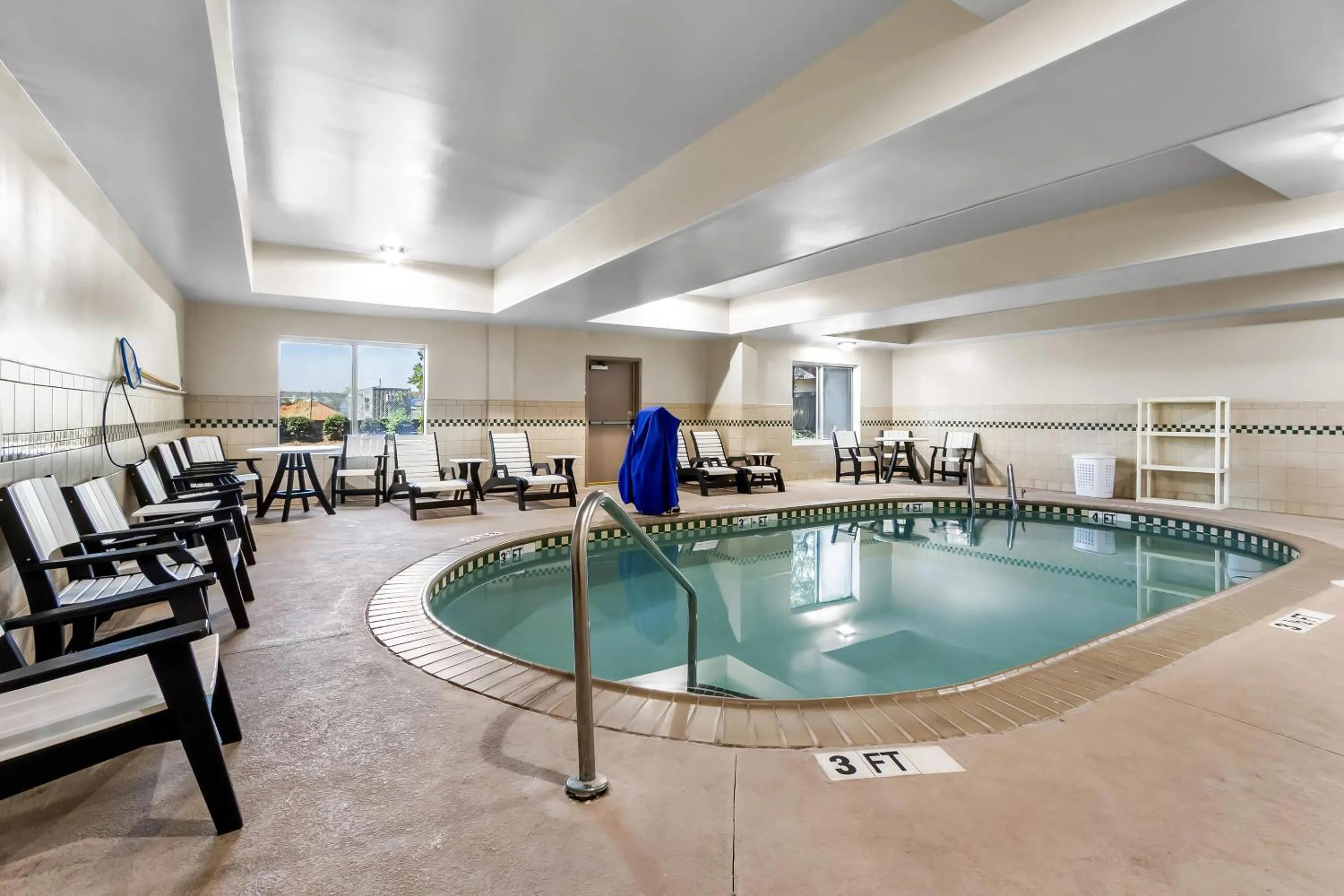 Swimming pool in Country Inn & Suites By Radisson, Charleston North, SC