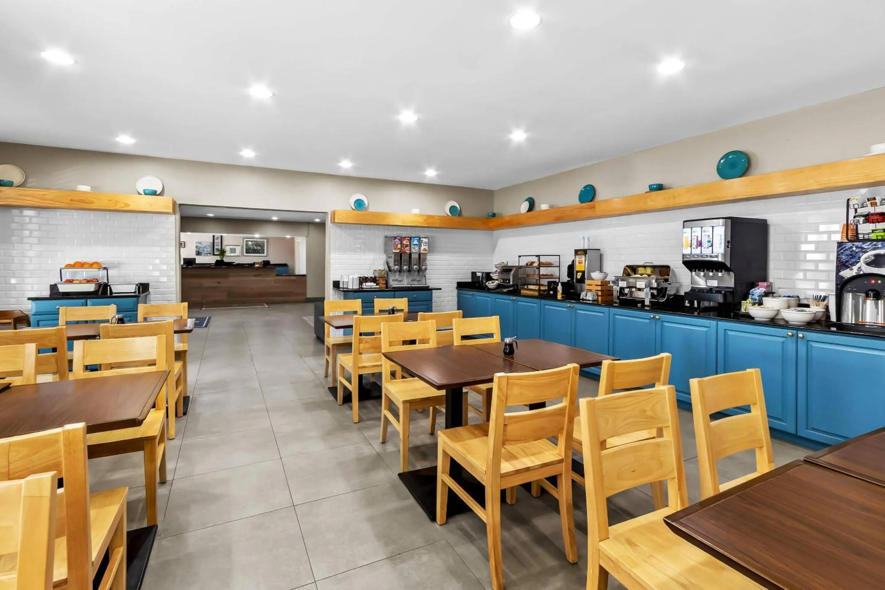 Breakfast in Country Inn & Suites By Radisson, Charleston North, SC