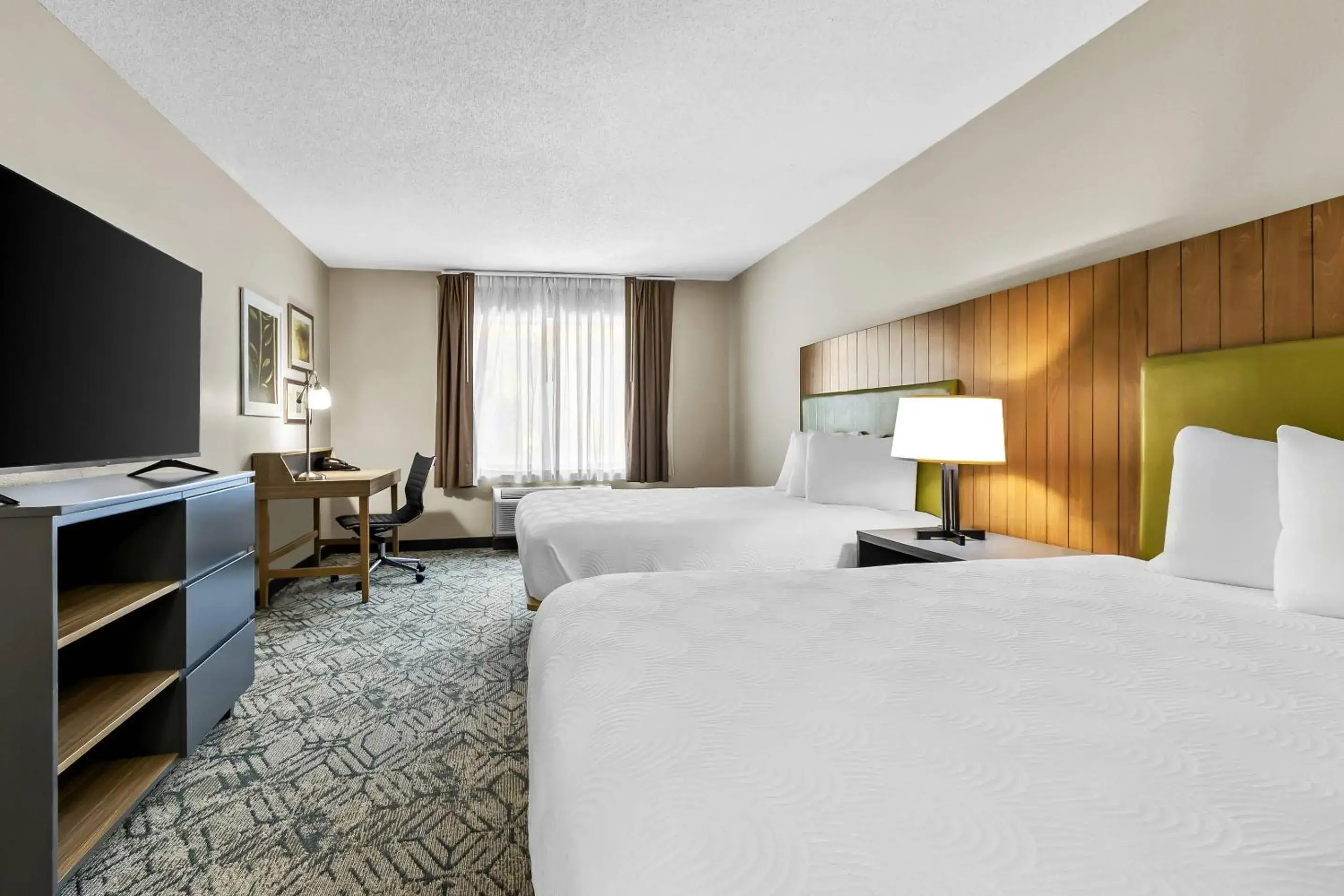 Bedroom, Bed in Country Inn & Suites By Radisson, Charleston North, SC Bedroom, Bed in Country Inn & Suites By Radisson, Charleston North, SC