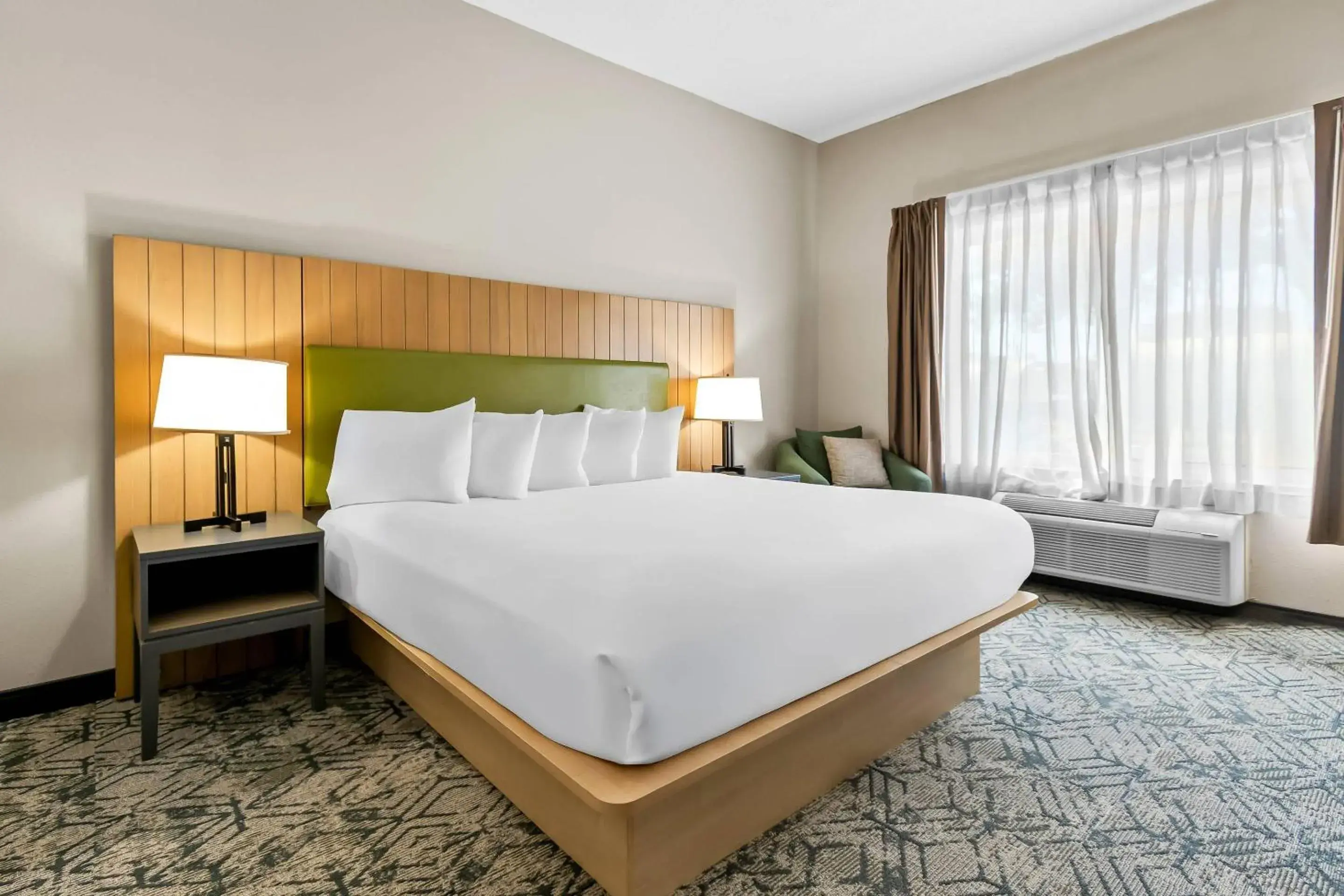 Bedroom, Bed in Country Inn & Suites By Radisson, Charleston North, SC Bedroom, Bed in Country Inn & Suites By Radisson, Charleston North, SC