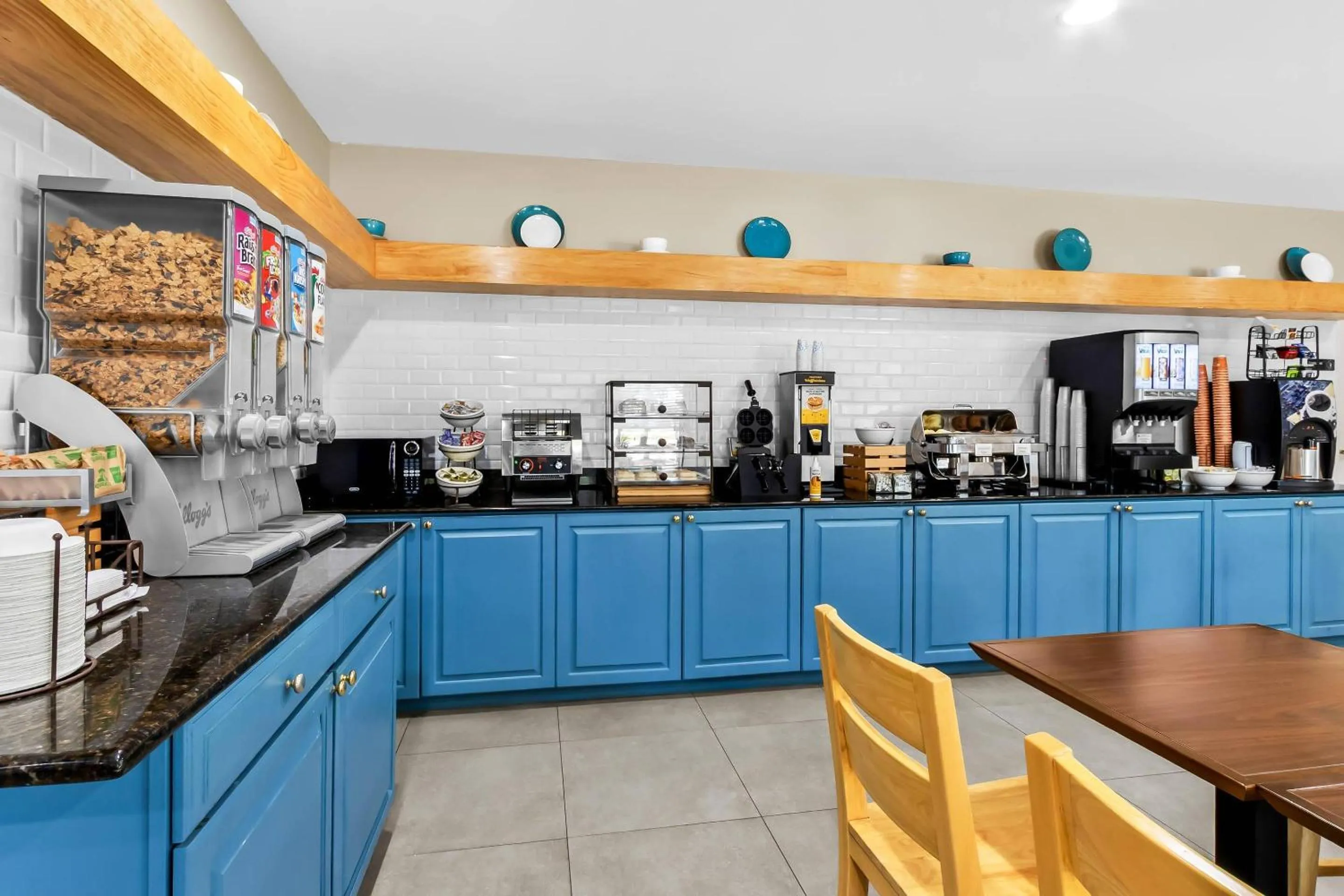 Breakfast in Country Inn & Suites By Radisson, Charleston North, SC