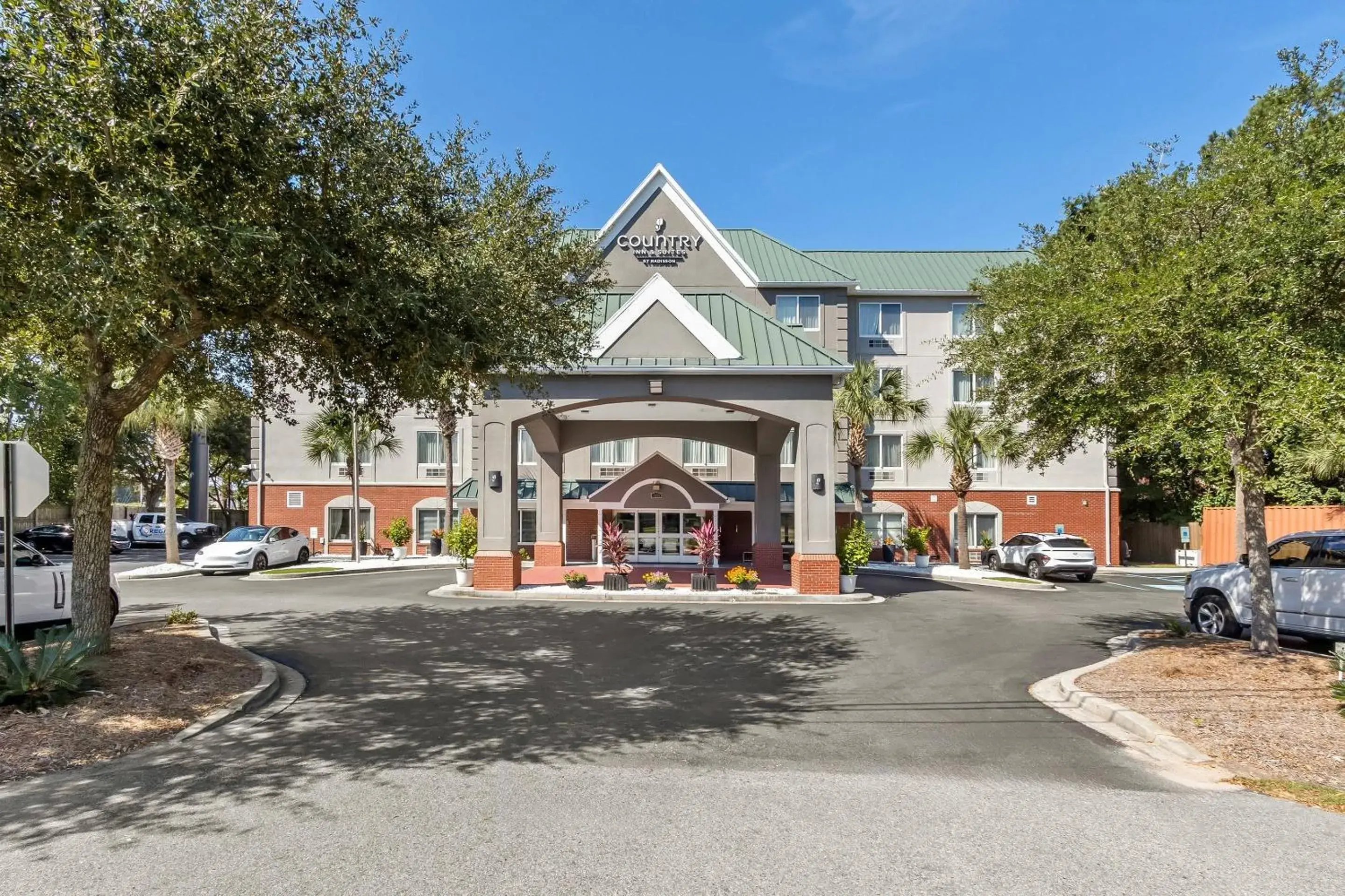 Property building in Country Inn & Suites By Radisson, Charleston North, SC Property building in Country Inn & Suites By Radisson, Charleston North, SC