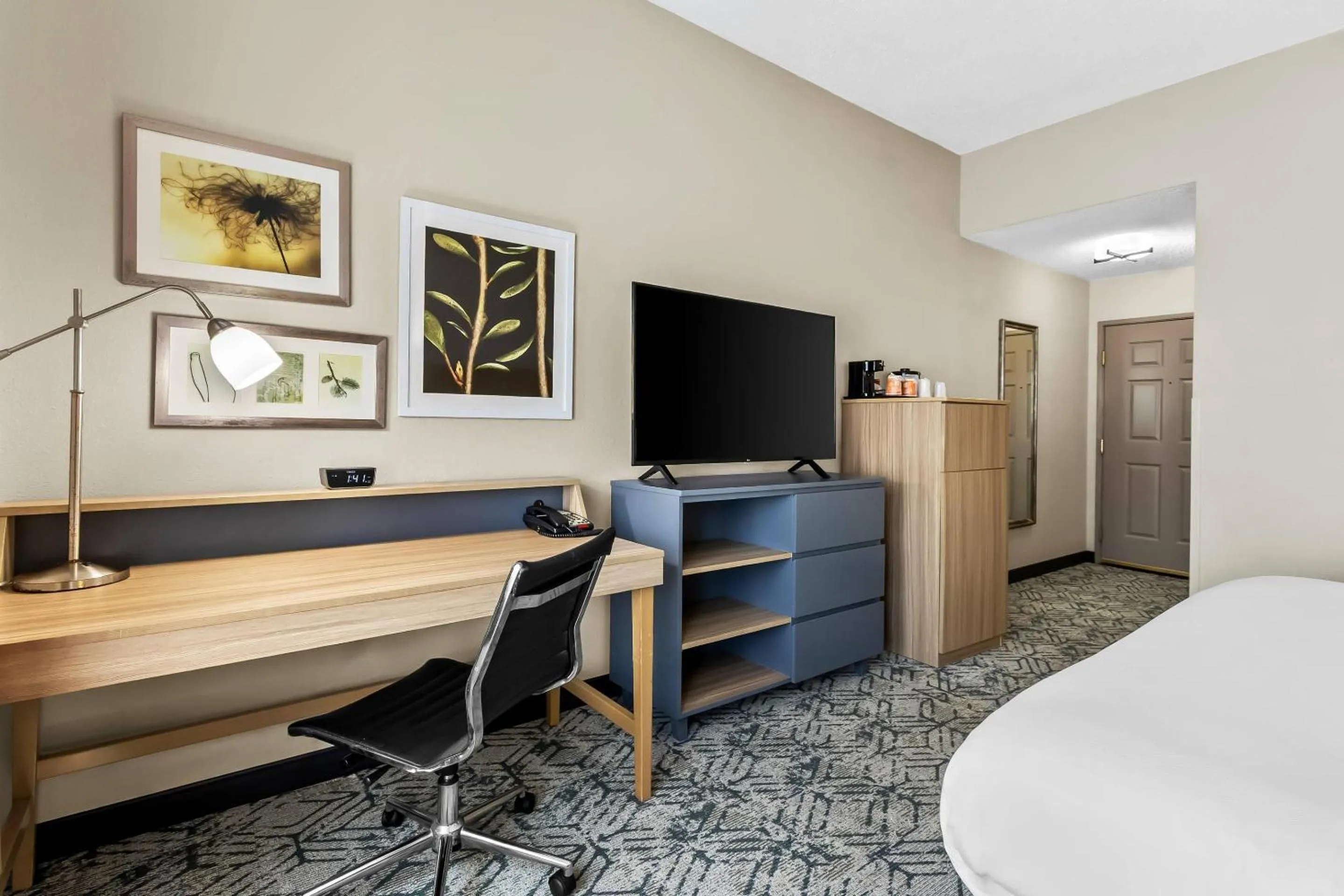 Bedroom in Country Inn & Suites By Radisson, Charleston North, SC