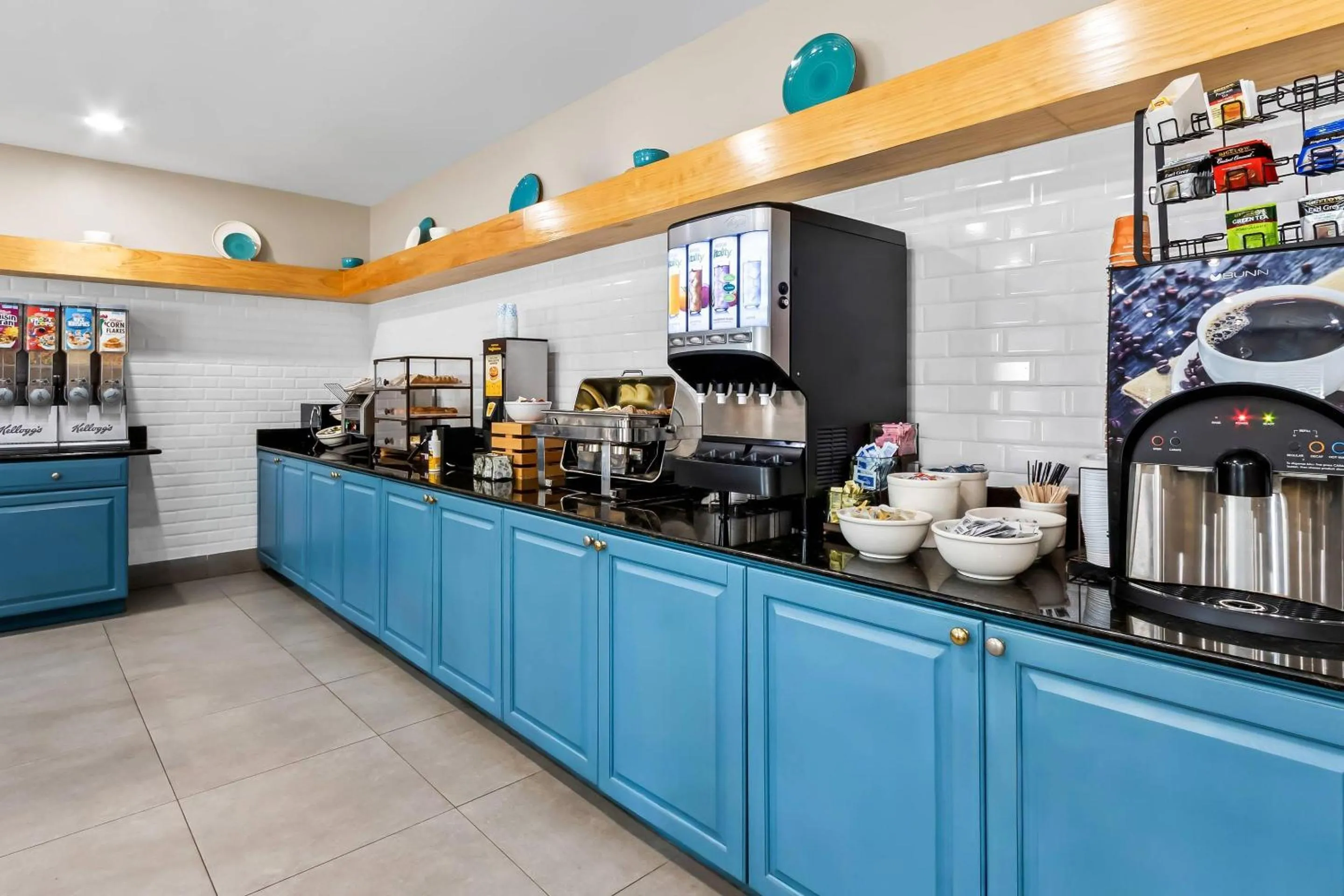 Breakfast in Country Inn & Suites By Radisson, Charleston North, SC