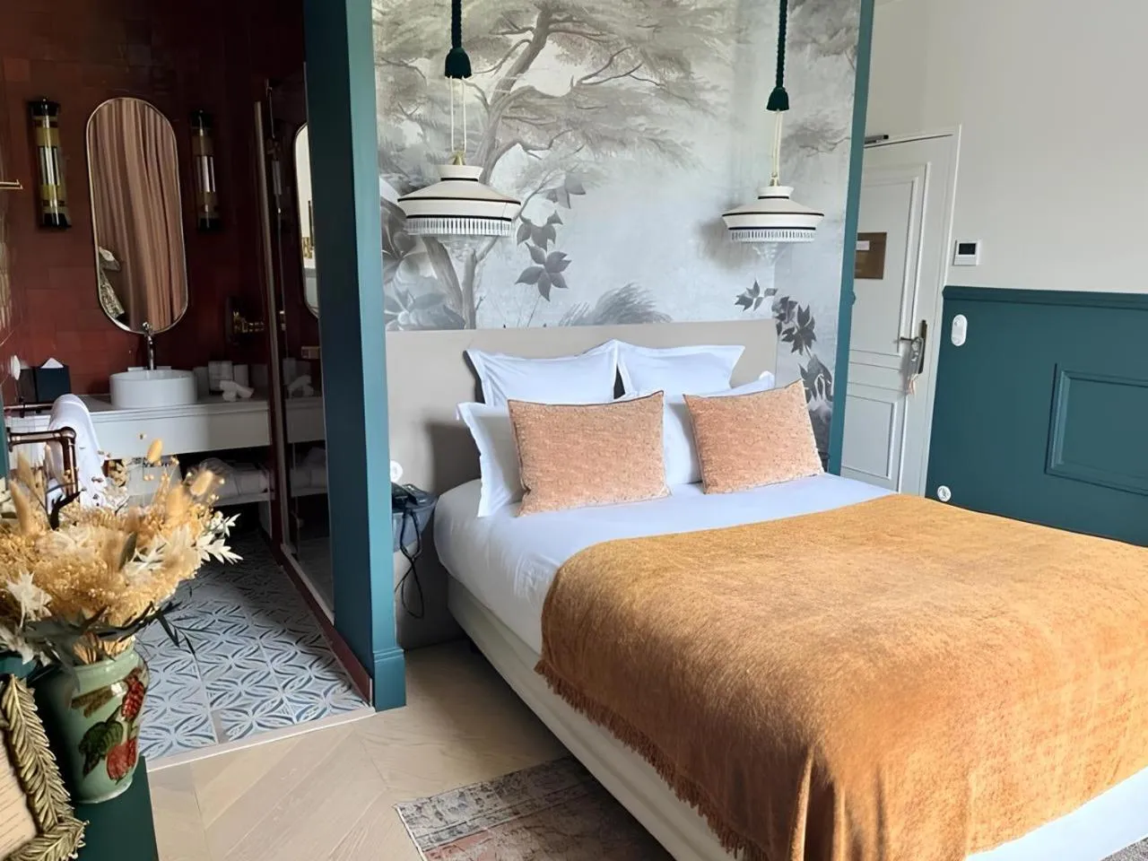 Bedroom, Bed in Château Léognan, Domaine viticole - proche Bordeaux