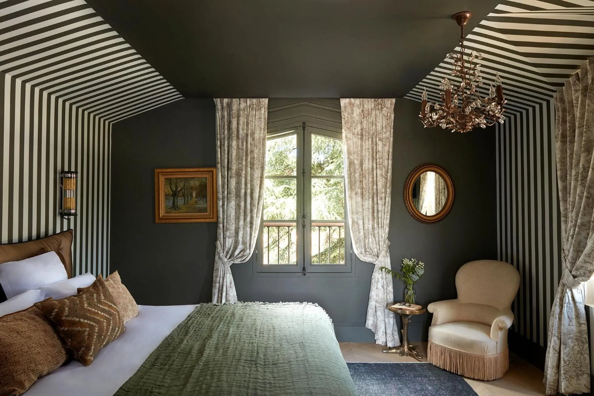 Bedroom, Bed in Château Léognan, Domaine viticole - proche Bordeaux