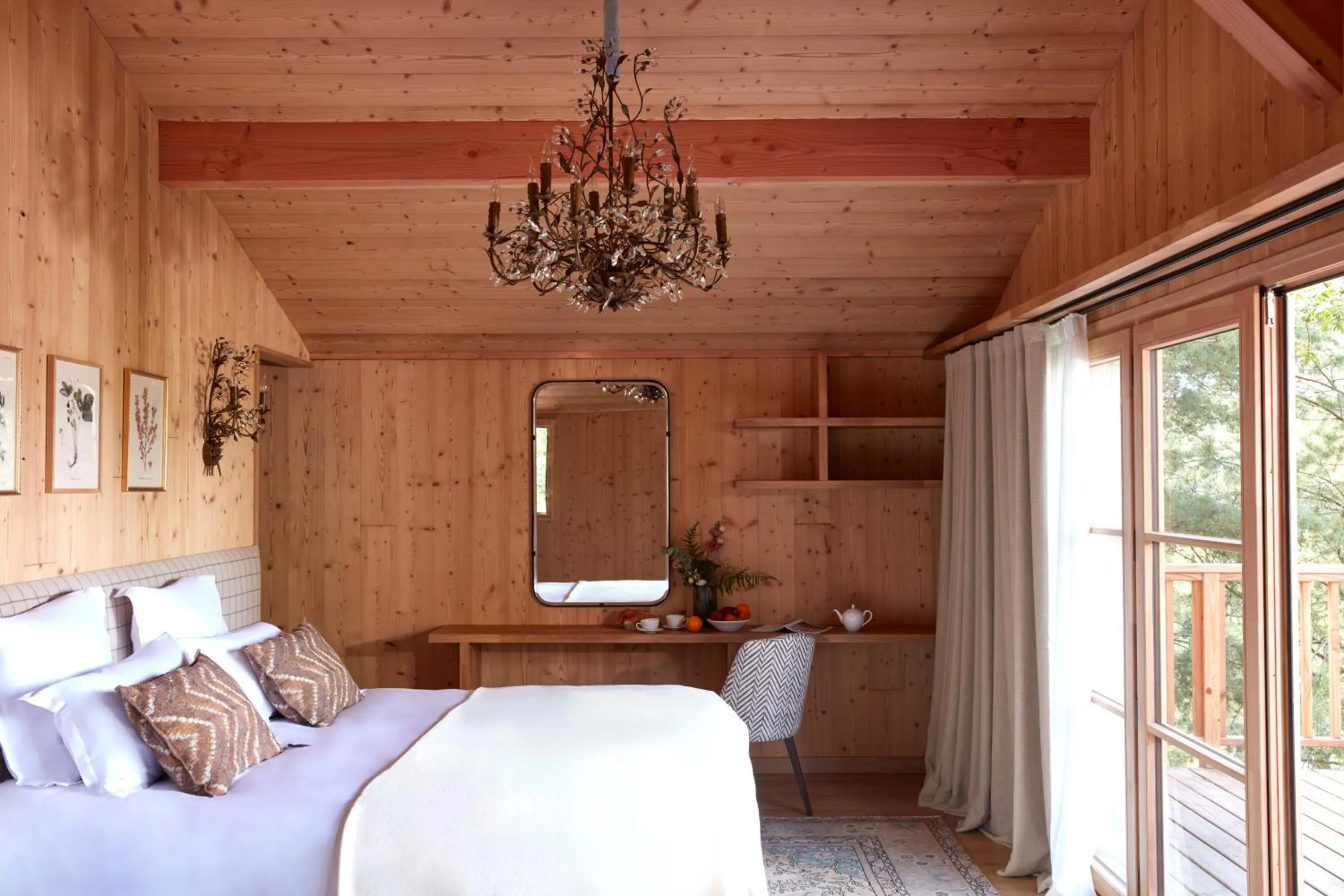 Bedroom, Bed in Château Léognan, Domaine viticole - proche Bordeaux