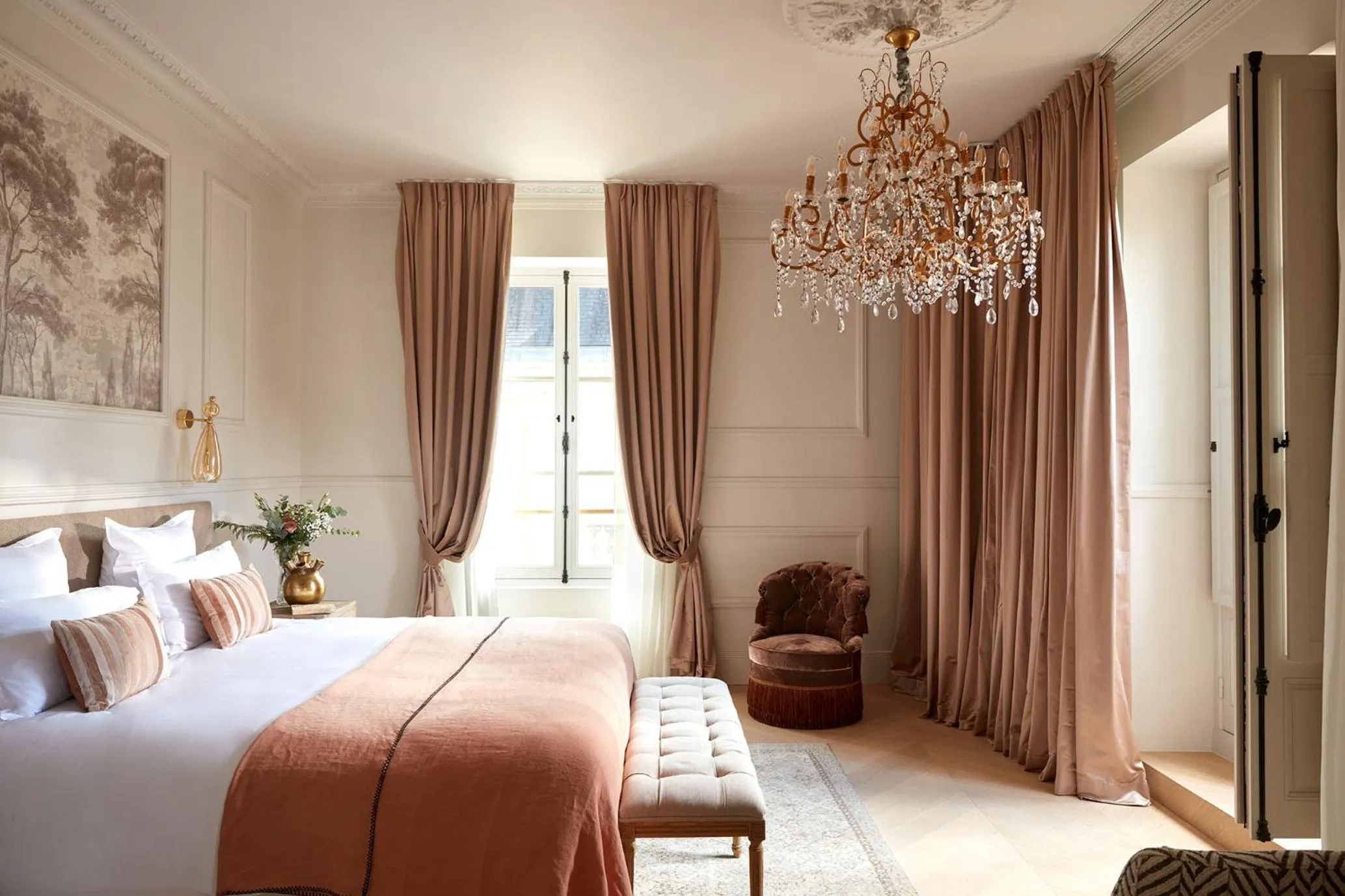 Bedroom, Bed in Château Léognan, Domaine viticole - proche Bordeaux