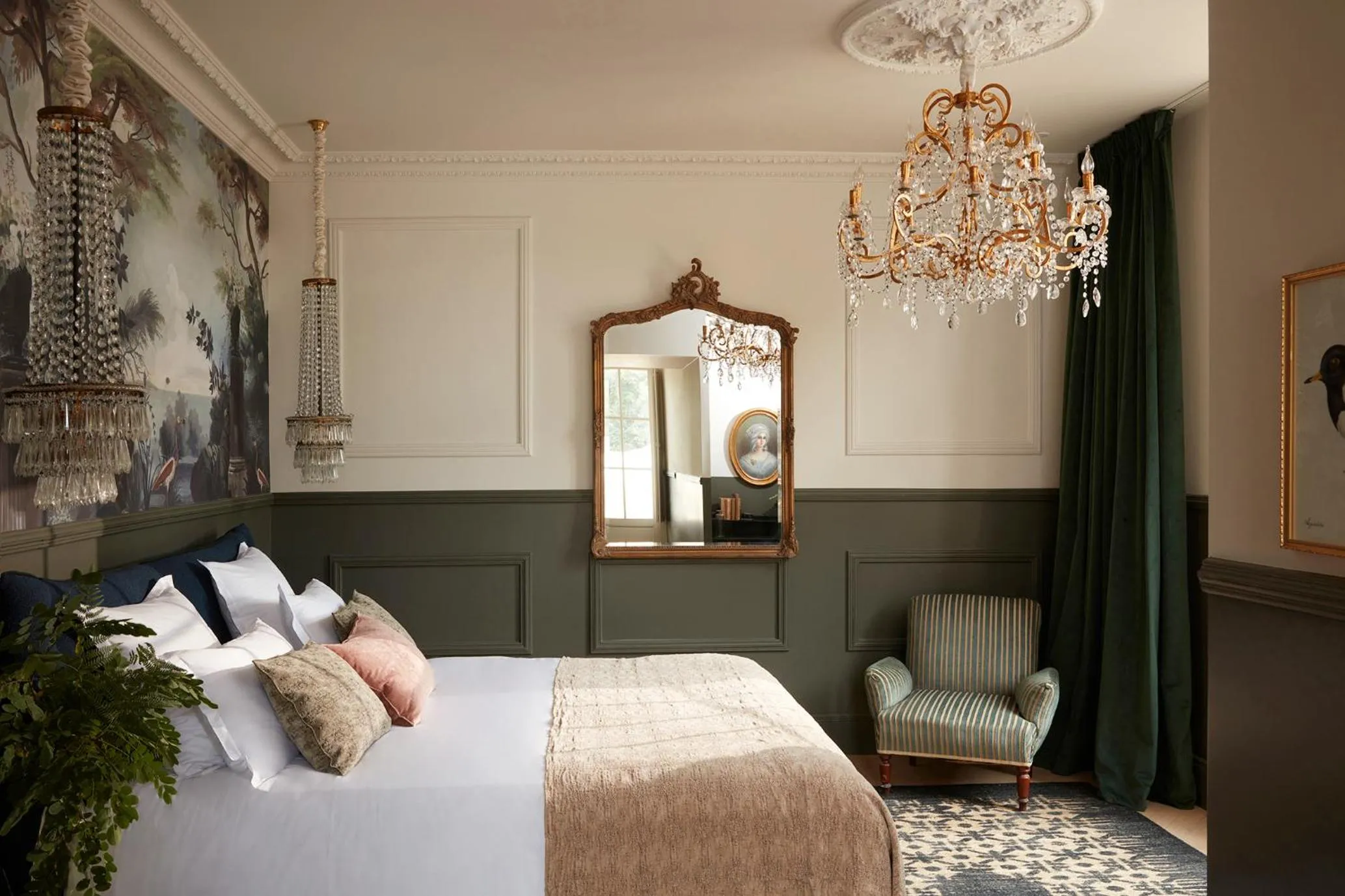 Bedroom, Bed in Château Léognan, Domaine viticole - proche Bordeaux