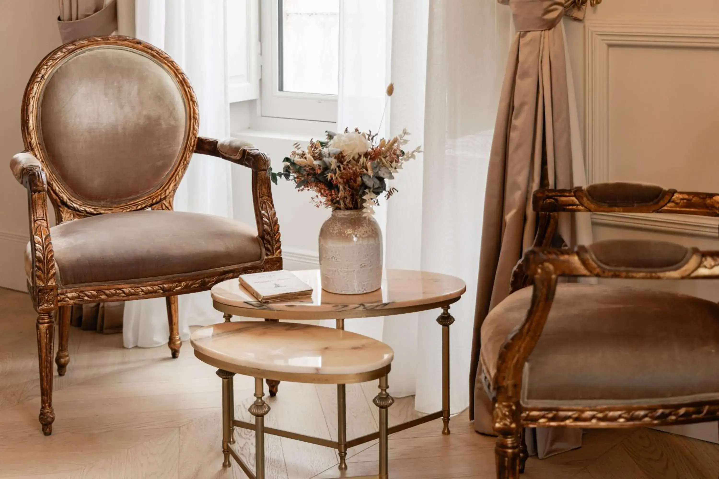 Living room in Château Léognan, Domaine viticole - proche Bordeaux Living room in Château Léognan, Domaine viticole - proche Bordeaux