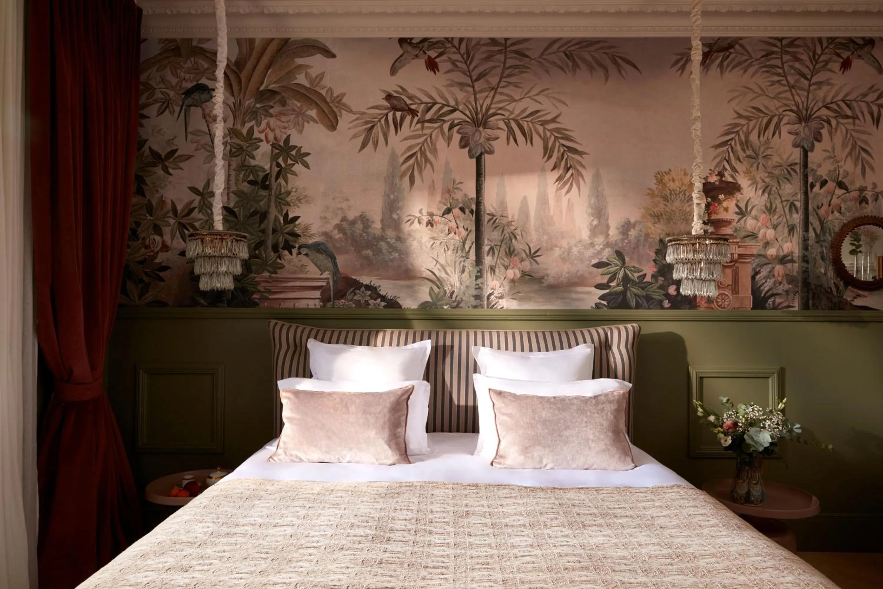 Bedroom, Bed in Château Léognan, Domaine viticole - proche Bordeaux