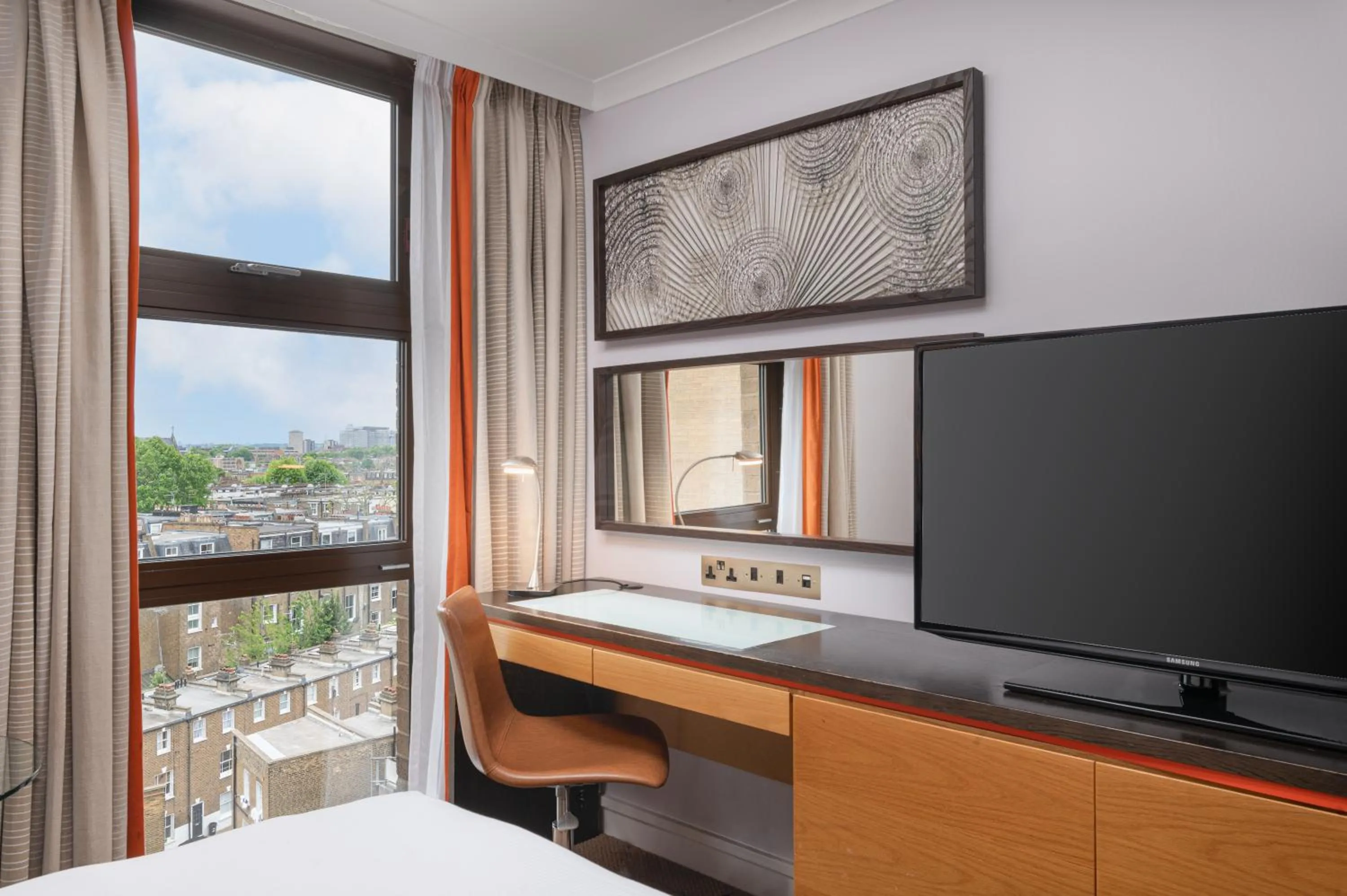 TV and multimedia, Bed in Hilton London Kensington Hotel