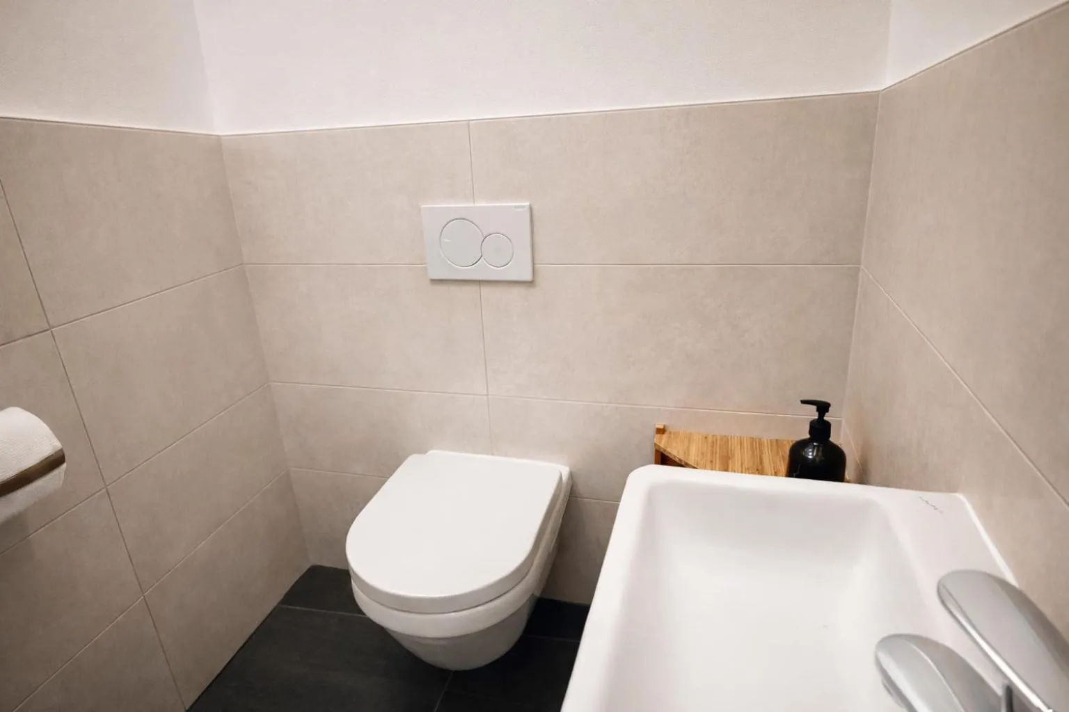 Toilet in Apartment Frida by Da Alois