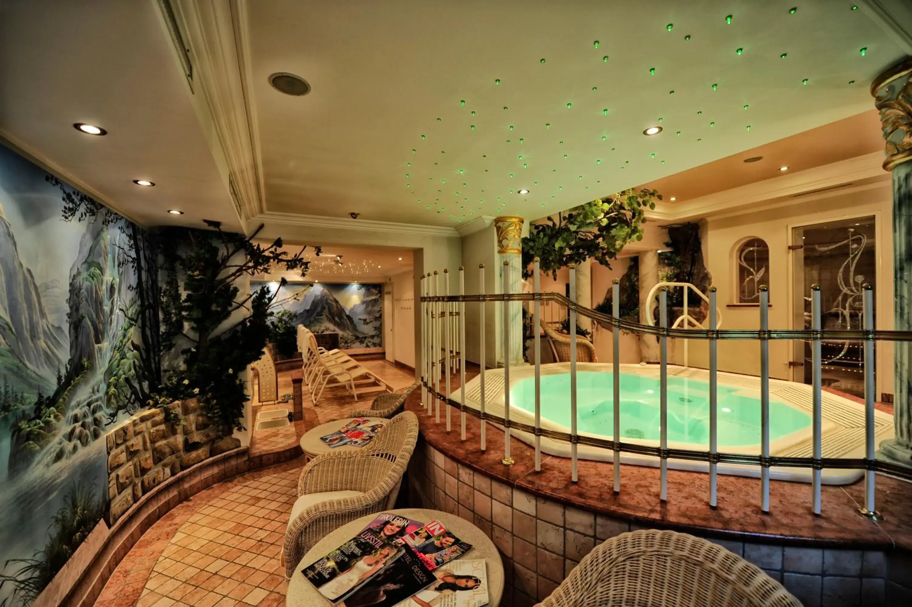 Hot Tub, Swimming Pool in Hotel Verwall
