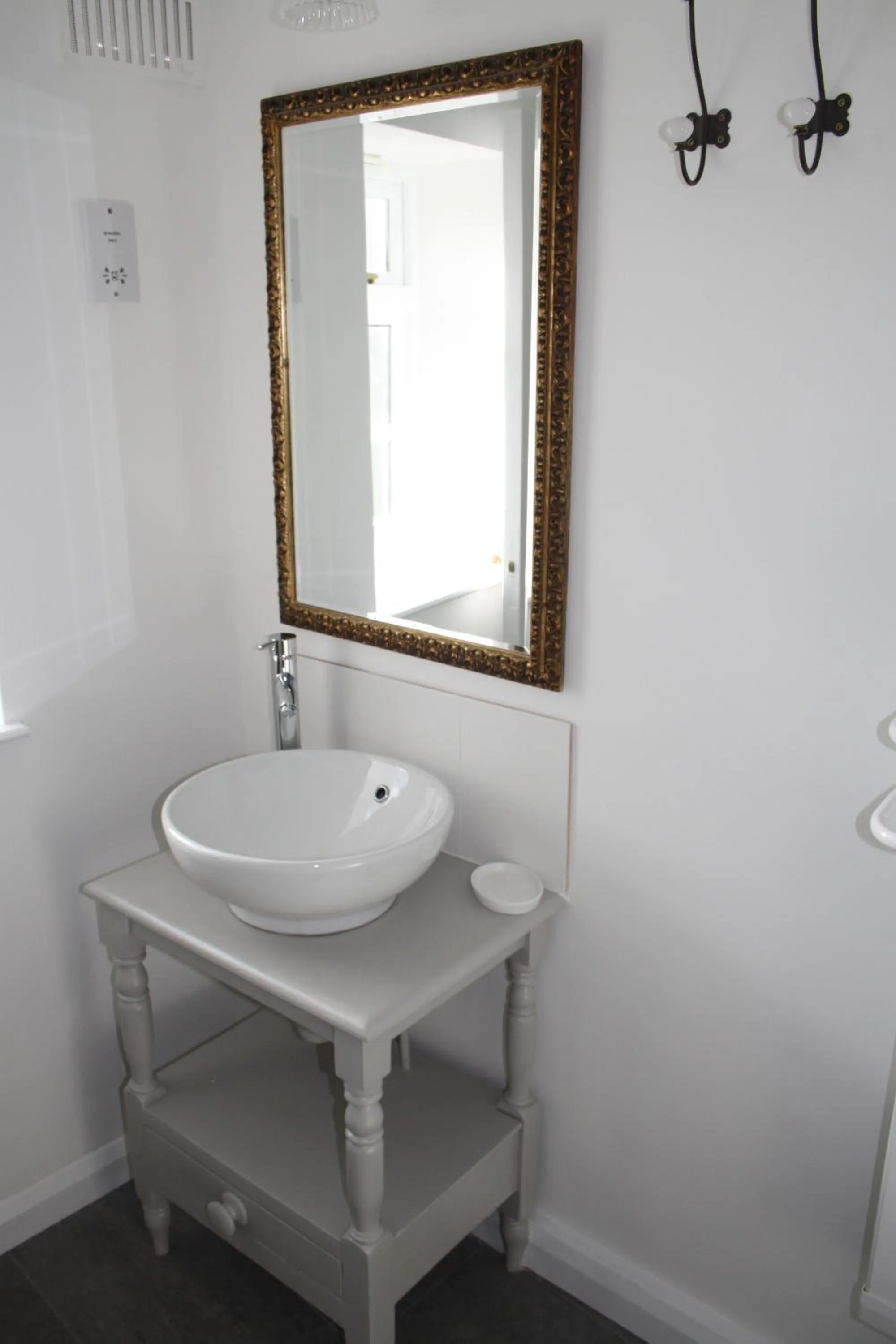 Bathroom in Chequers Hotel