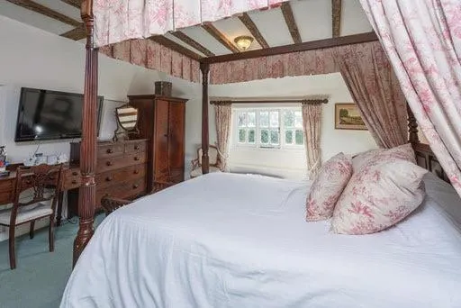 Bed in Chequers Hotel