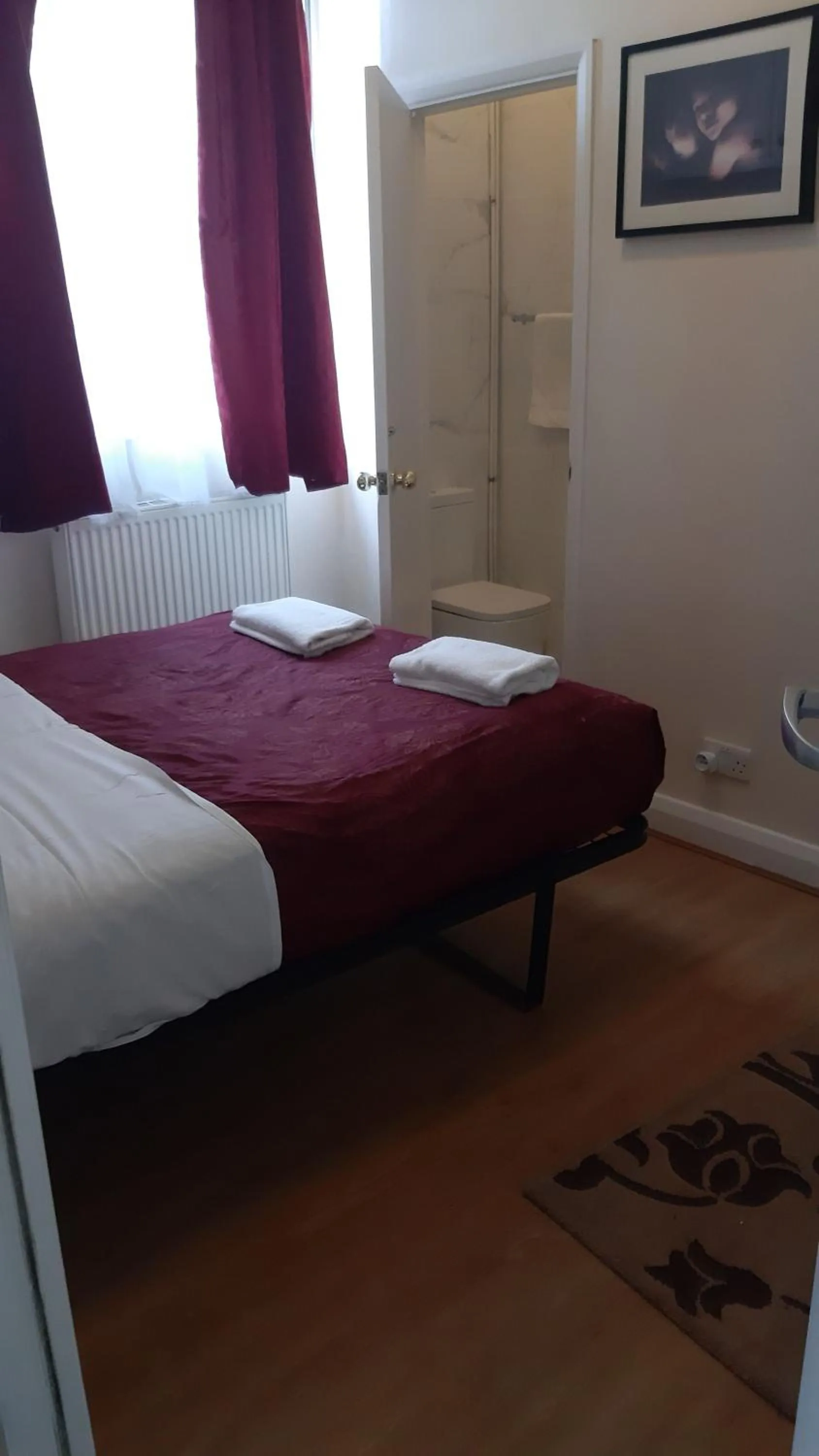 Bed in Chiswick Lodge Hotel