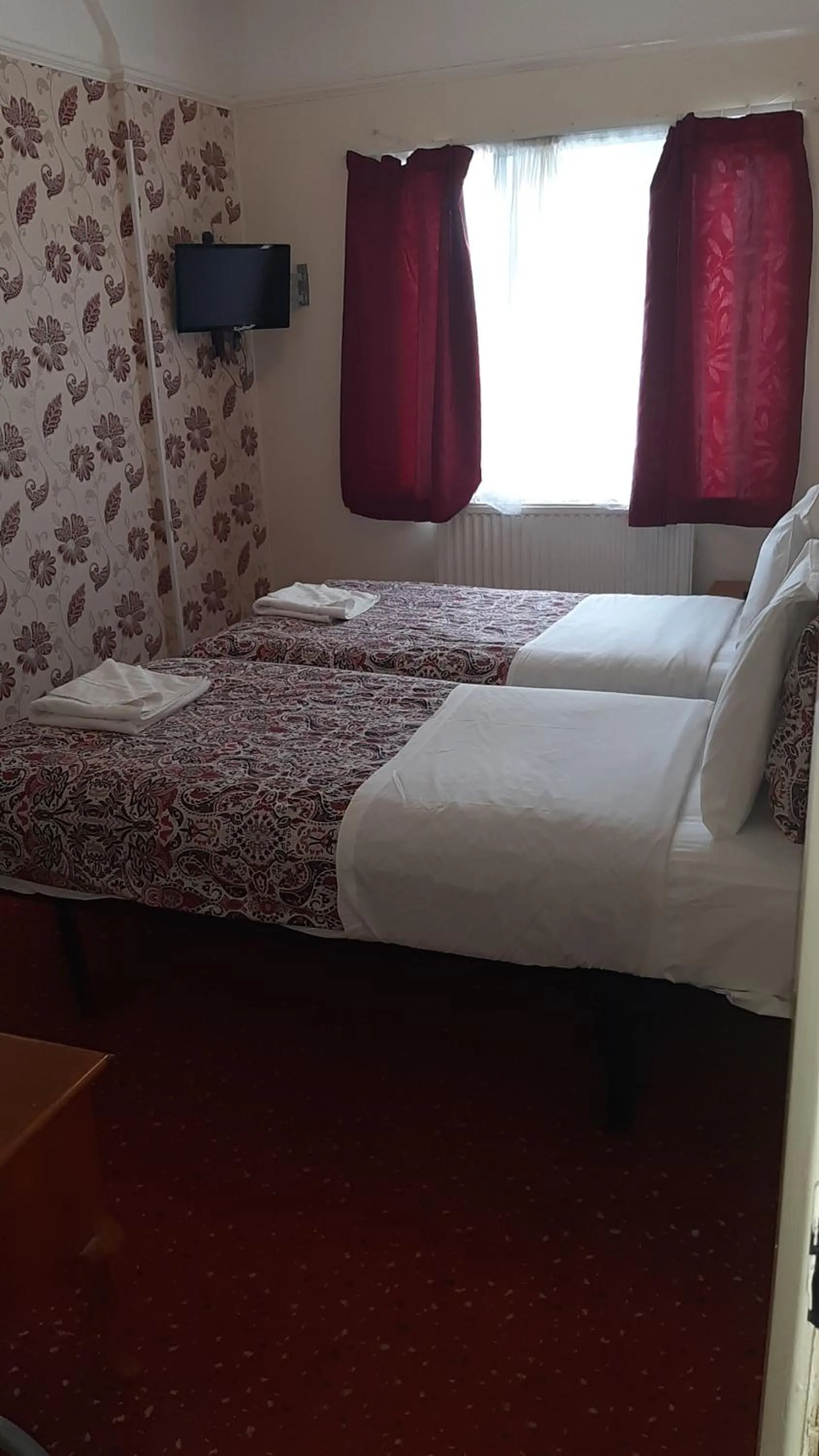 Bed in Chiswick Lodge Hotel