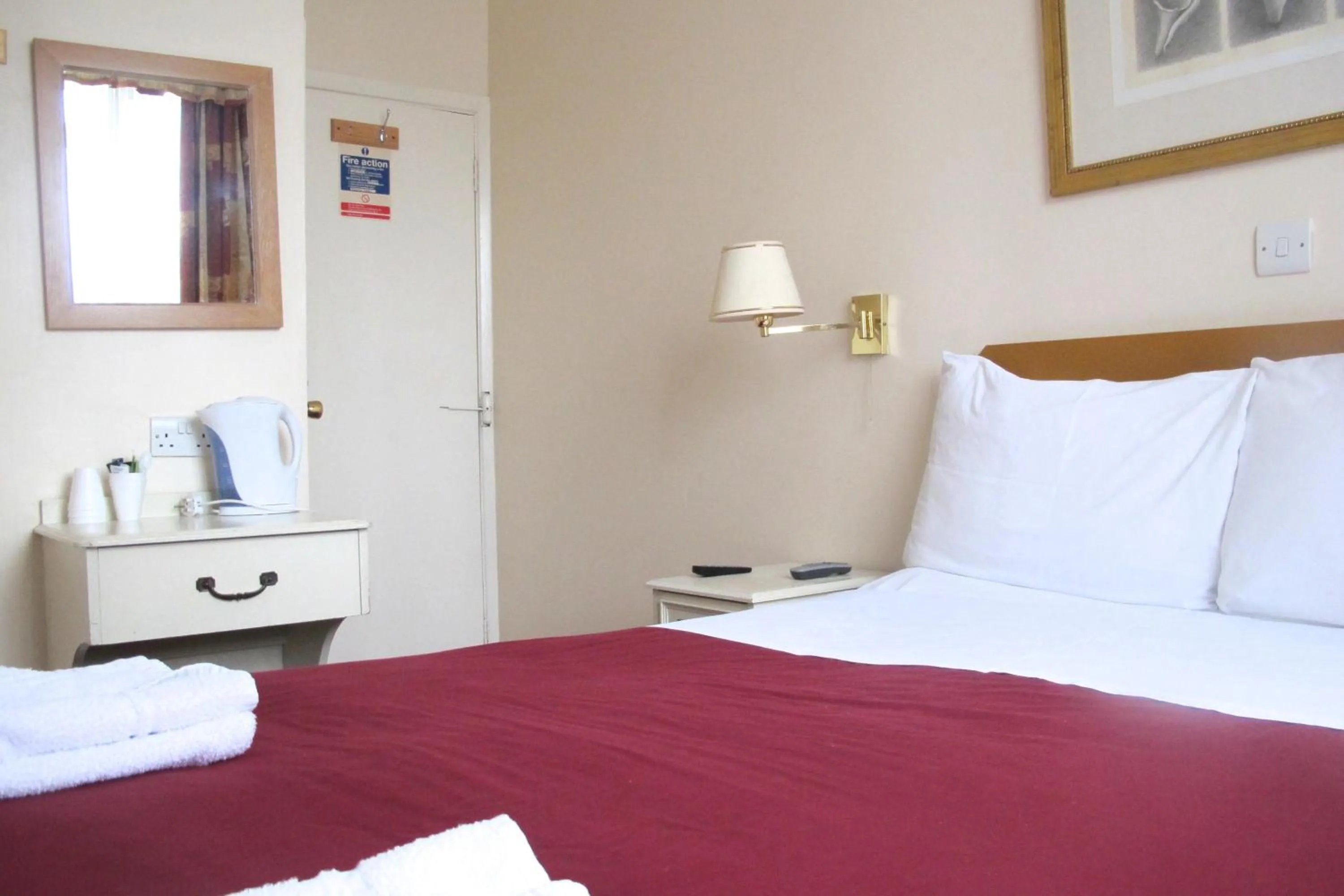 Bed in Chiswick Lodge Hotel