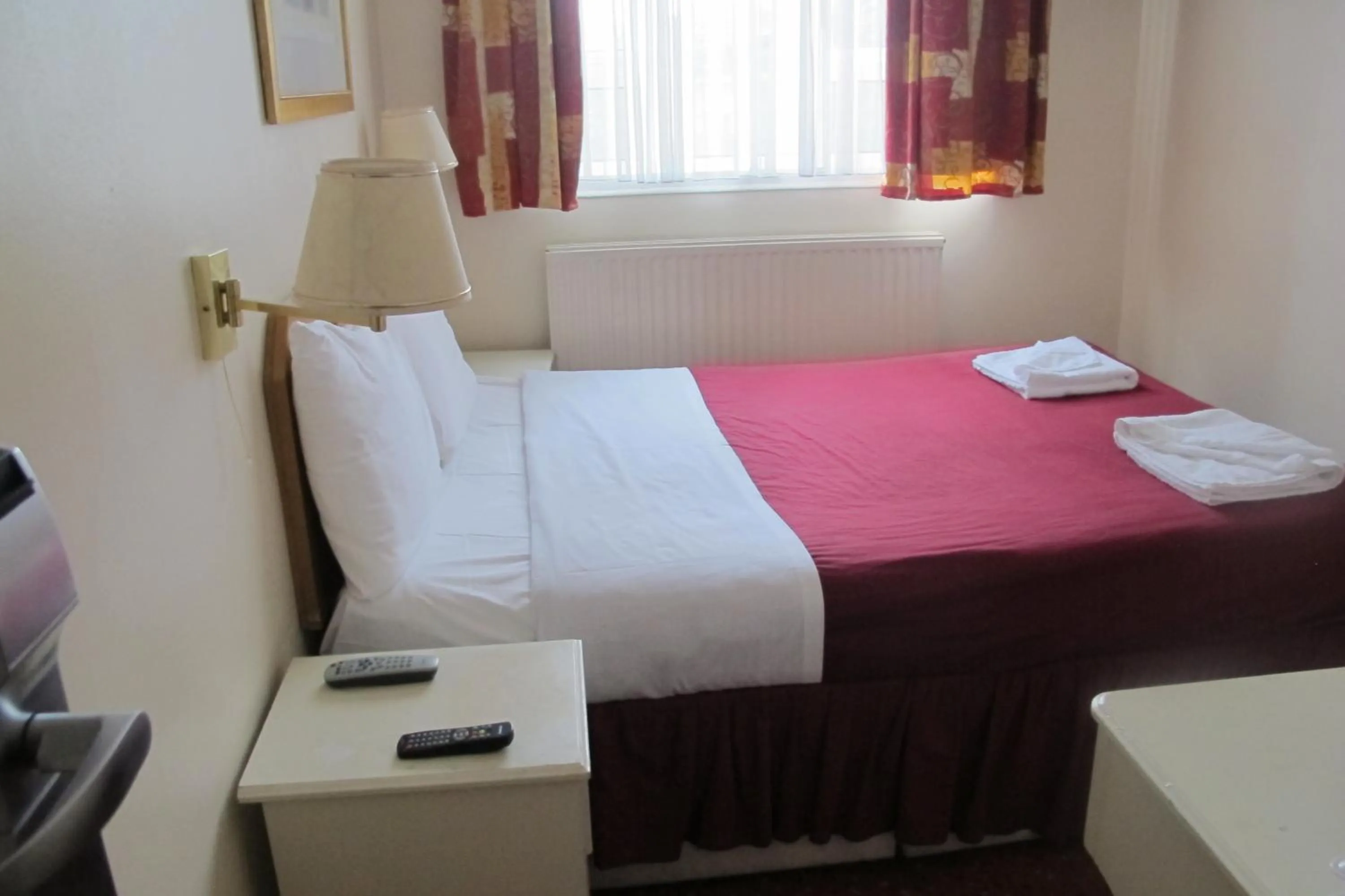 Bed in Chiswick Lodge Hotel