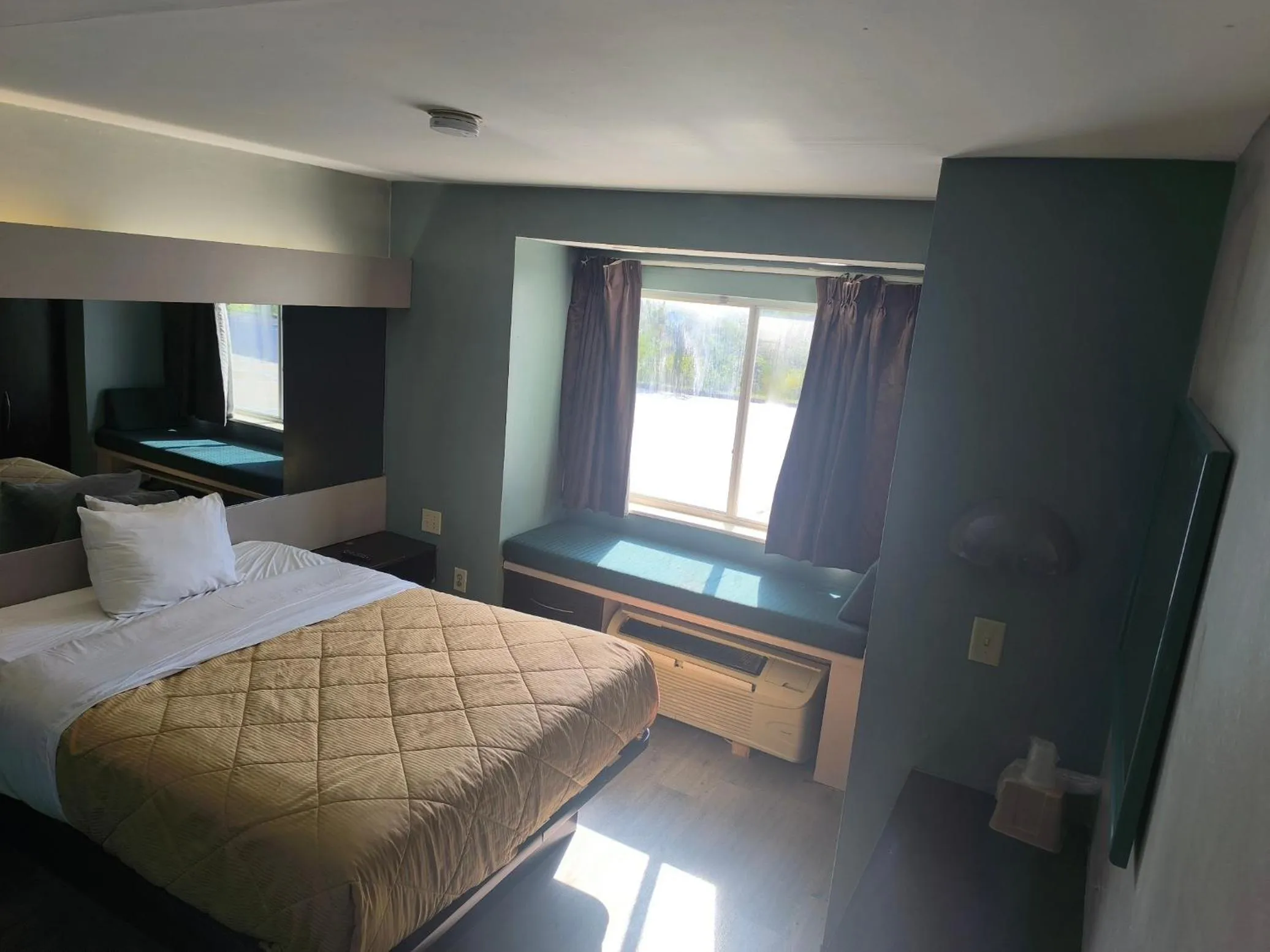 Bedroom, Bed in Budgetel Inn Birmingham