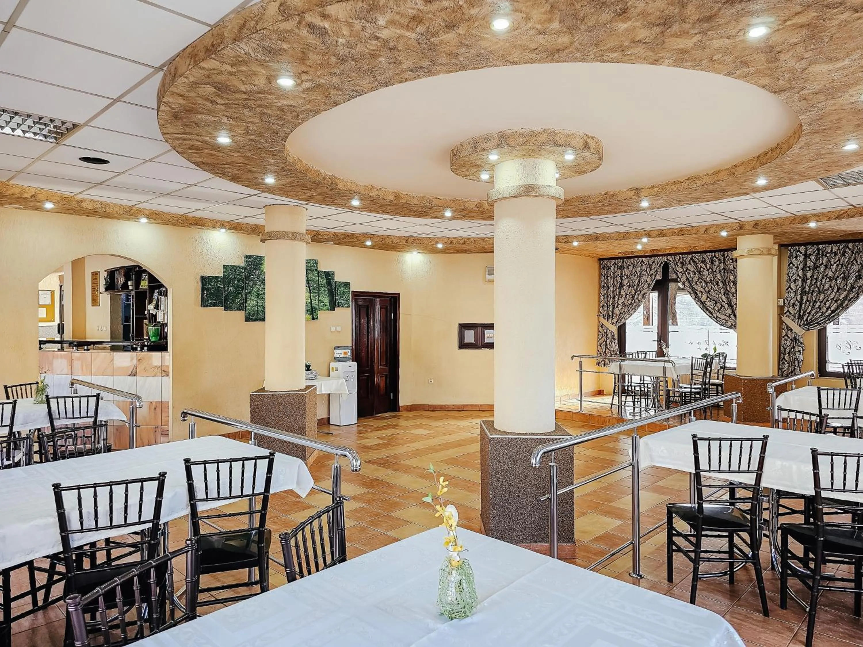 Restaurant/places to eat in Hotel Simeria