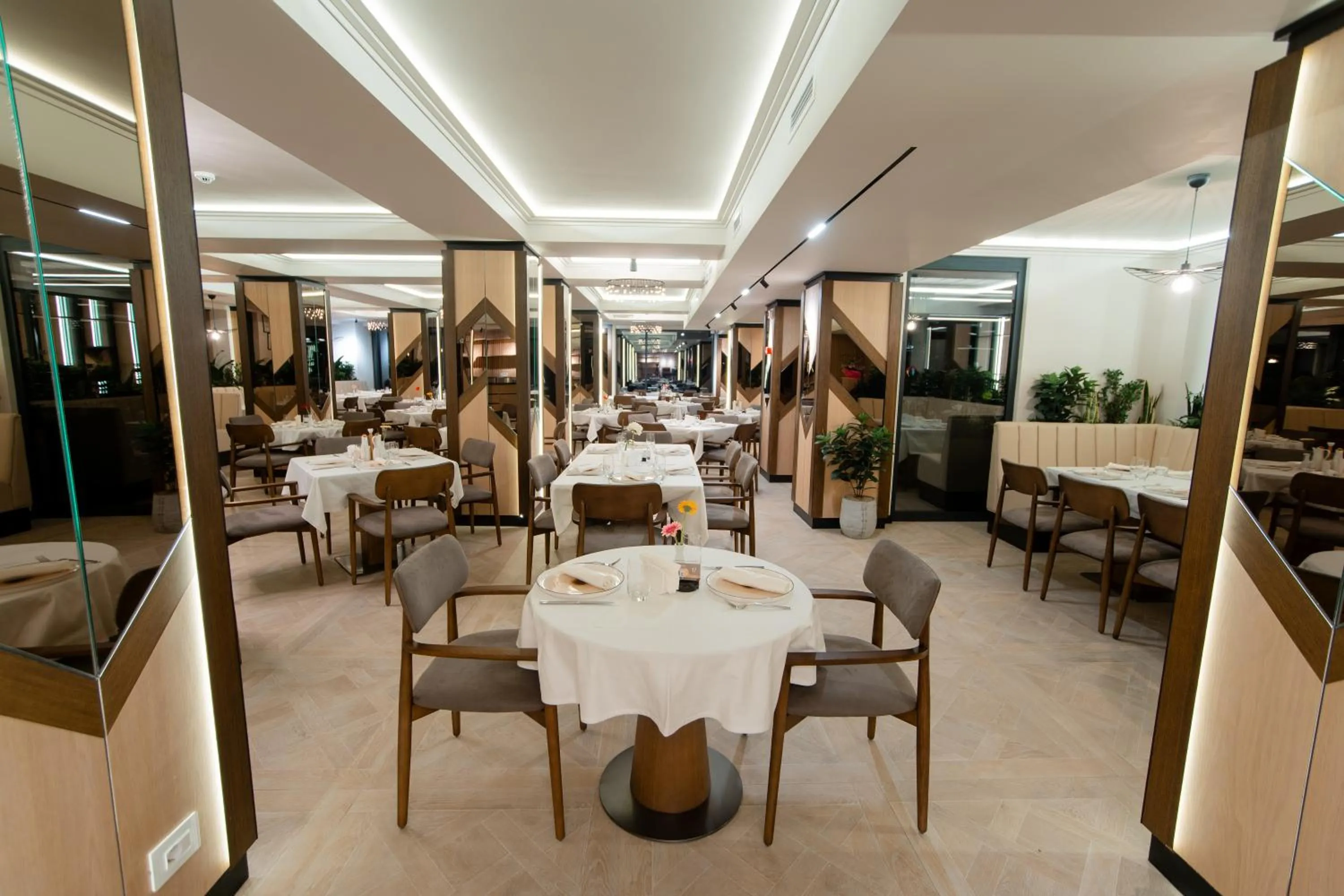 Restaurant/places to eat in Hotel Dorna