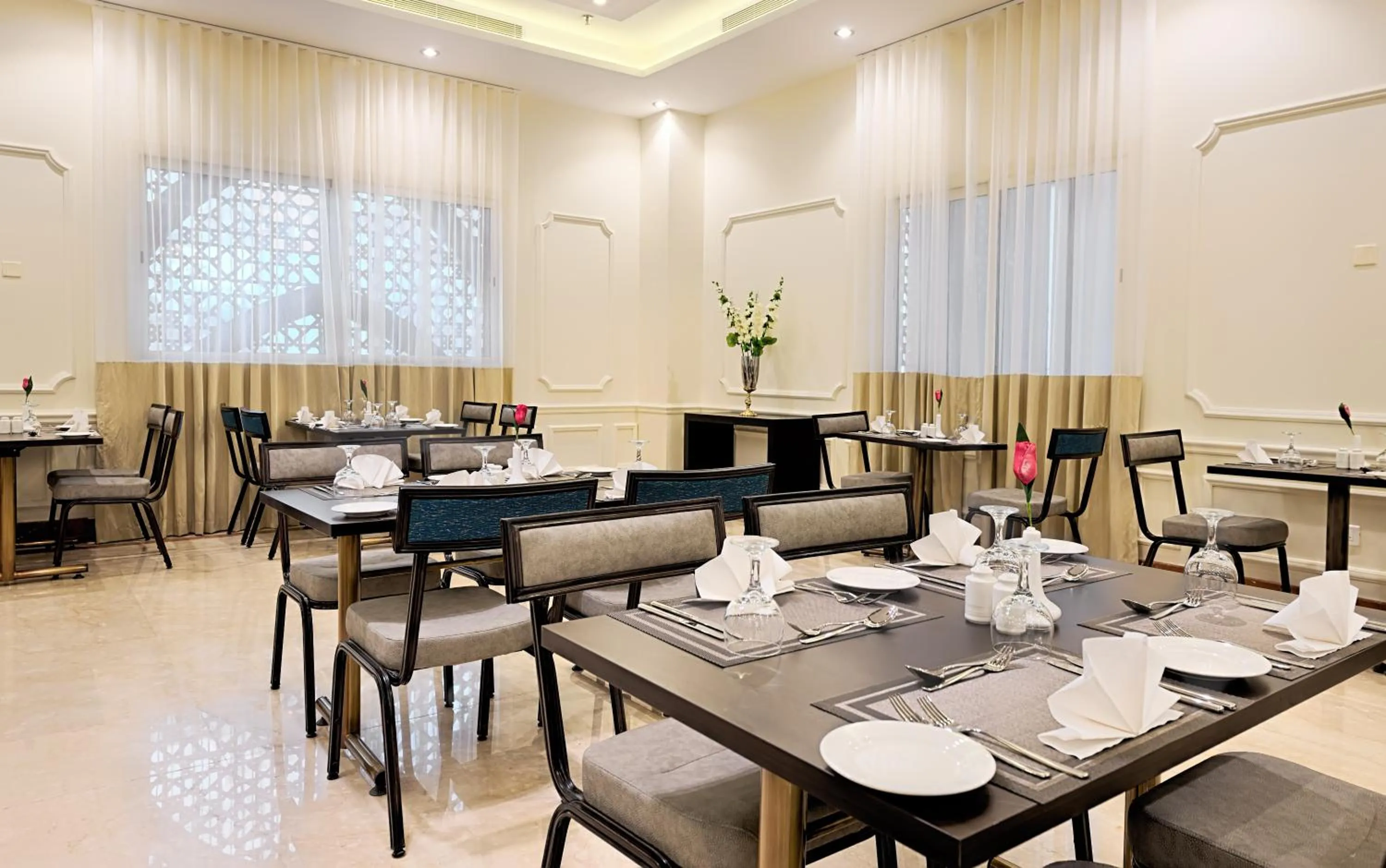 Restaurant/places to eat in Al Joud Hotel Makkah