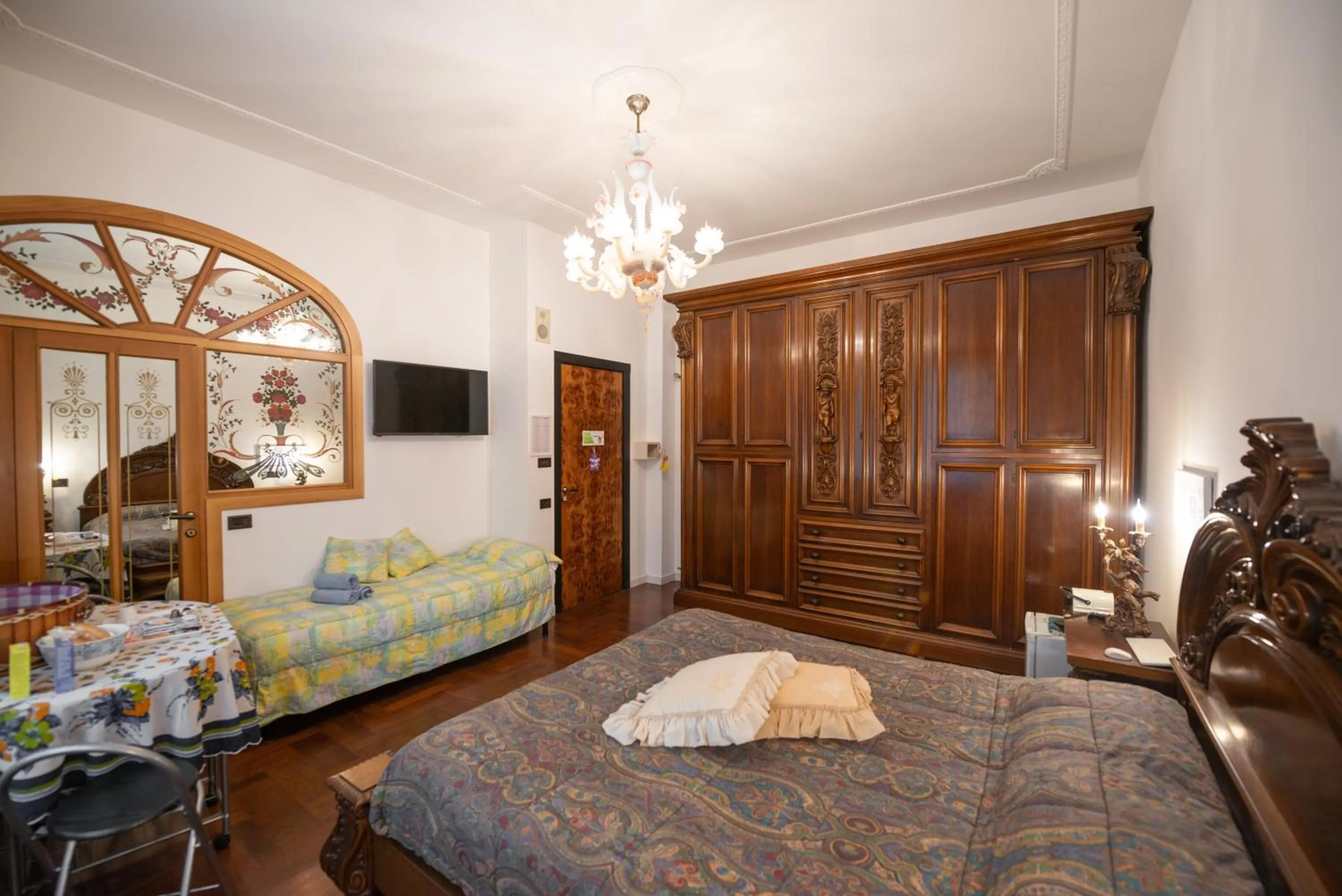 Photo of the whole room, Bed in B&B Family First