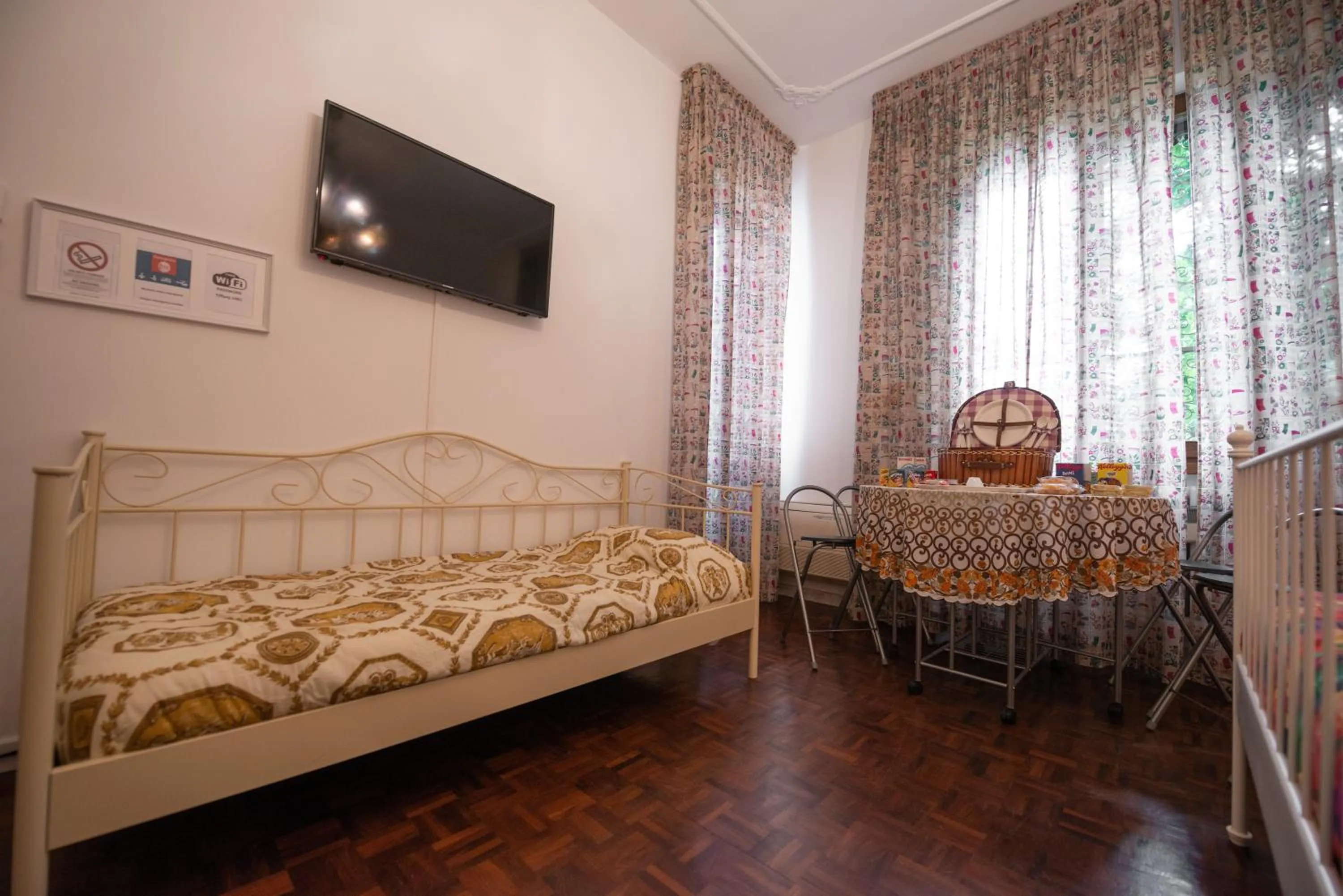 Photo of the whole room, Bed in B&B Family First