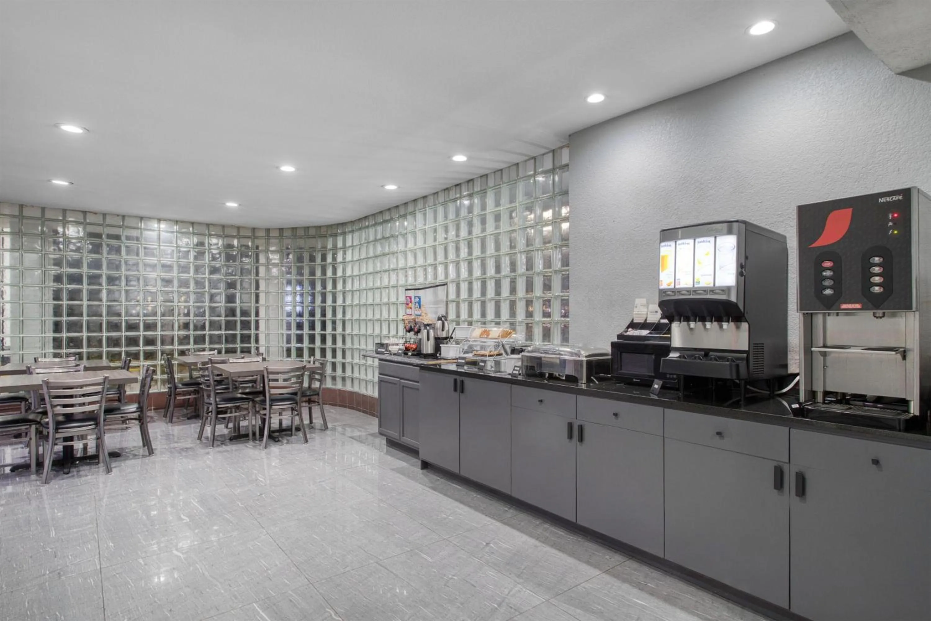 Restaurant/places to eat in SureStay Hotel by Best Western Spring North Houston