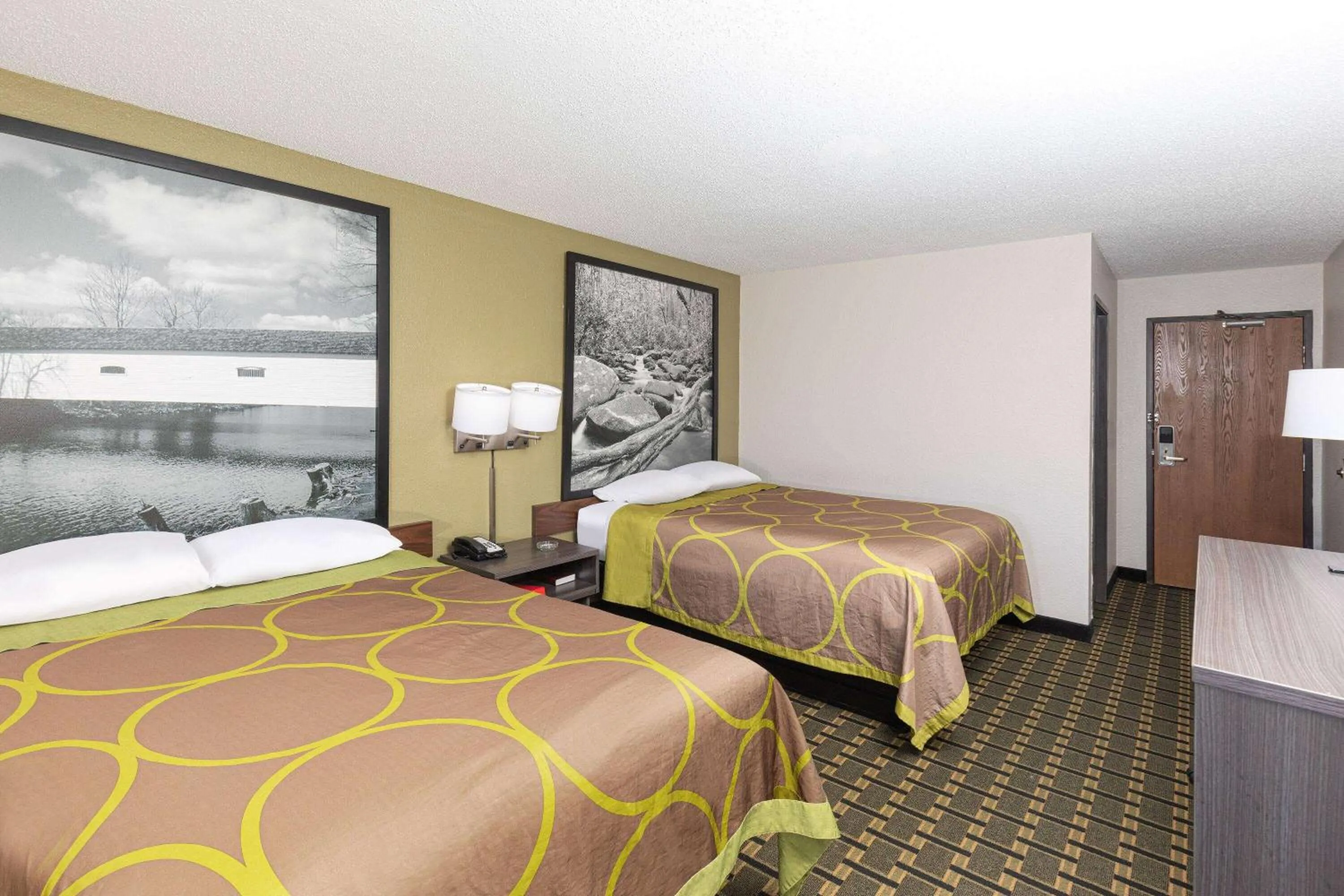 Photo of the whole room, Bed in Super 8 by Wyndham Johnson City