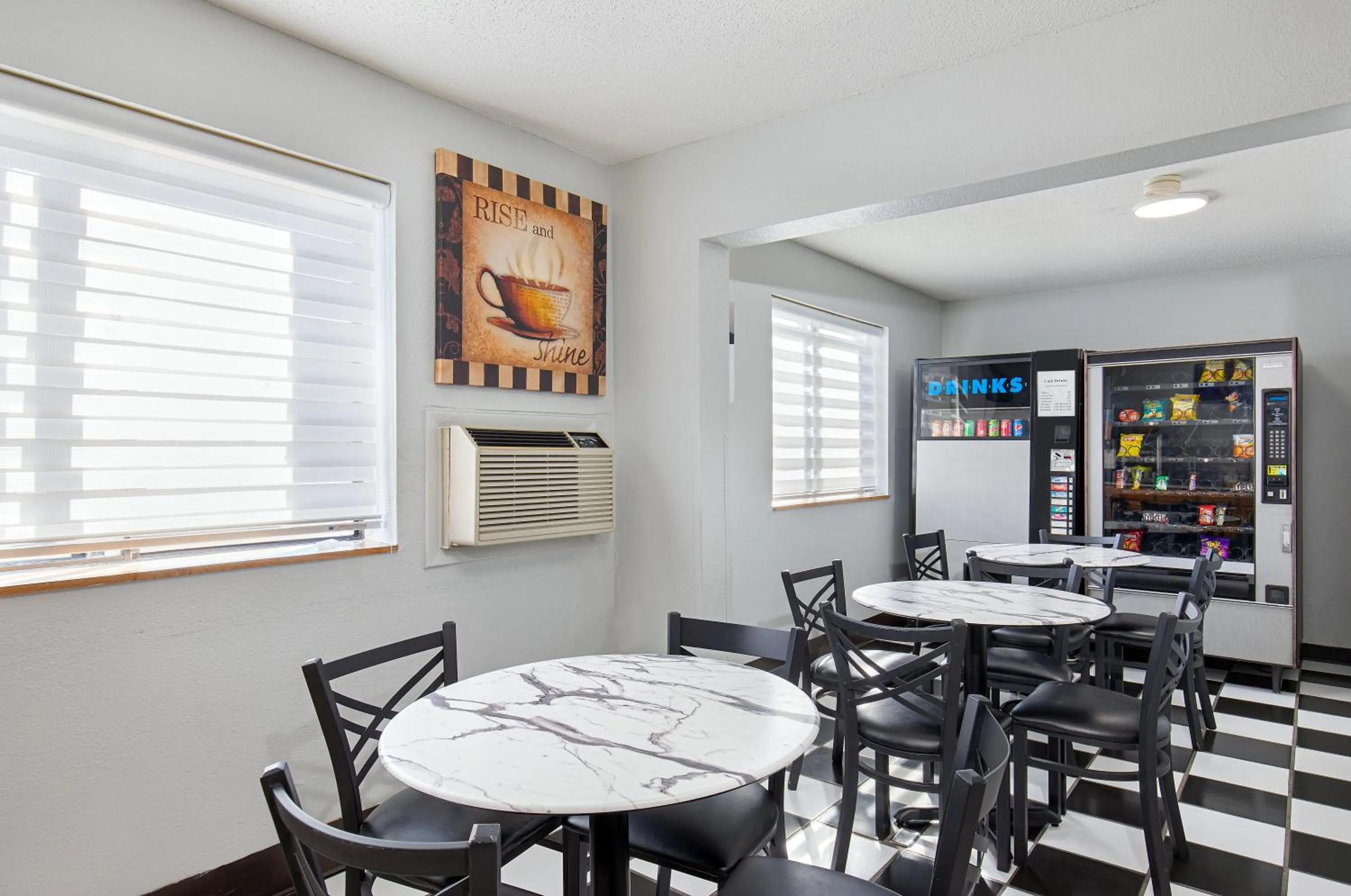 Dining area in Super 8 by Wyndham Johnson City