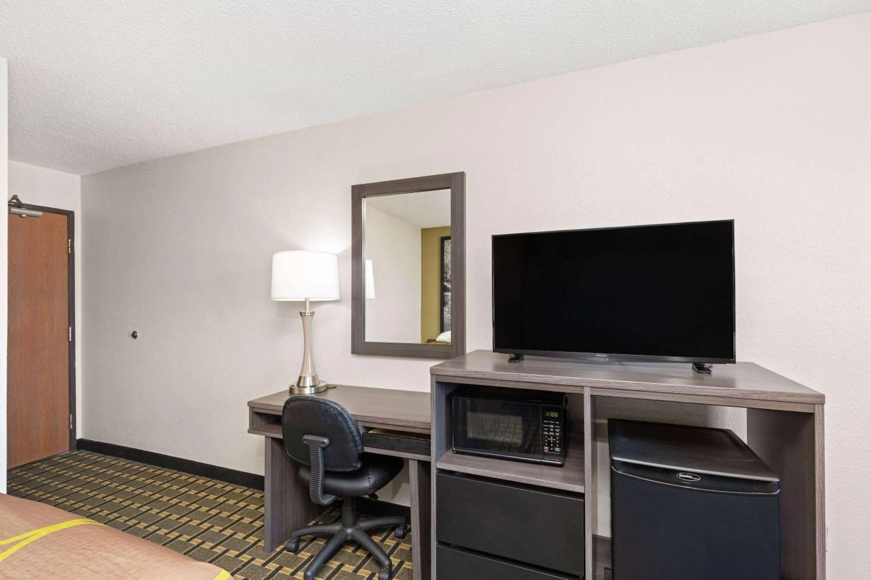 Photo of the whole room in Super 8 by Wyndham Johnson City