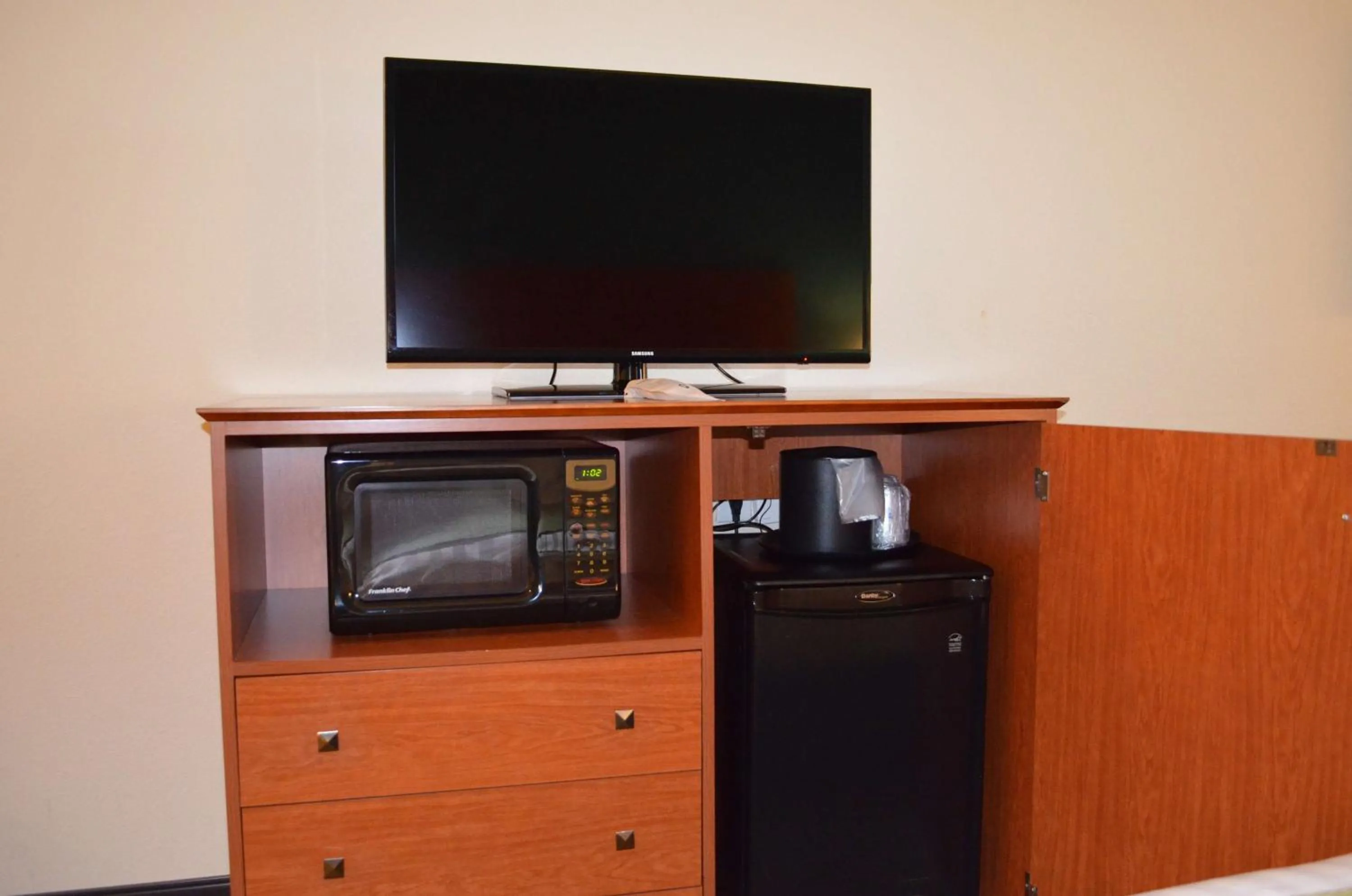 TV and multimedia in Best Western Liberty Inn DuPont JBLM