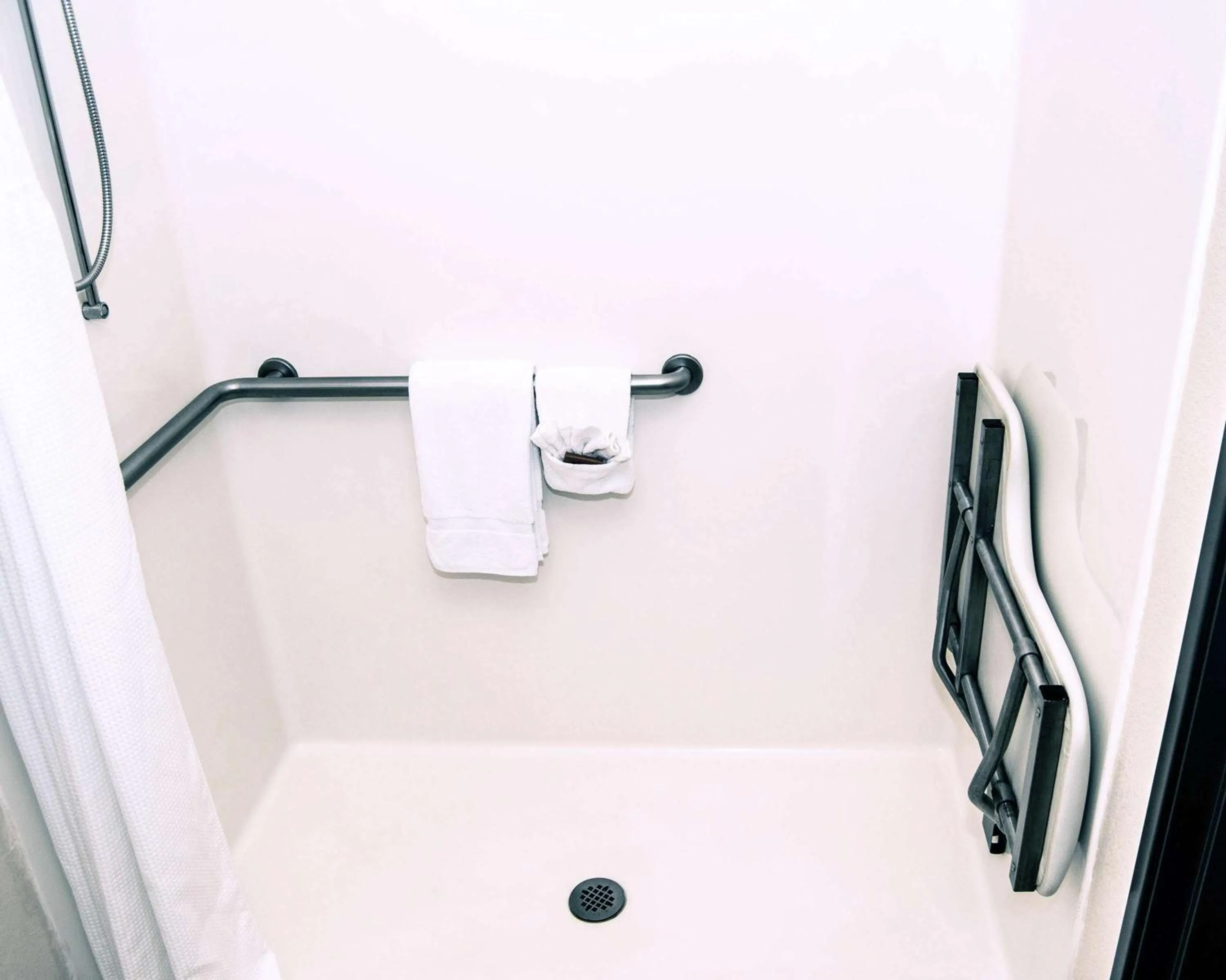 Bathroom in Best Western Liberty Inn DuPont JBLM