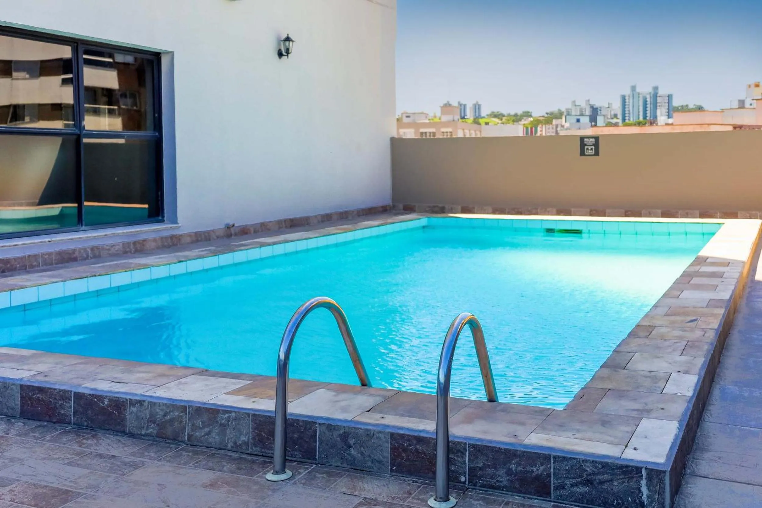 Swimming pool in Tri Hotel Premium Criciúma