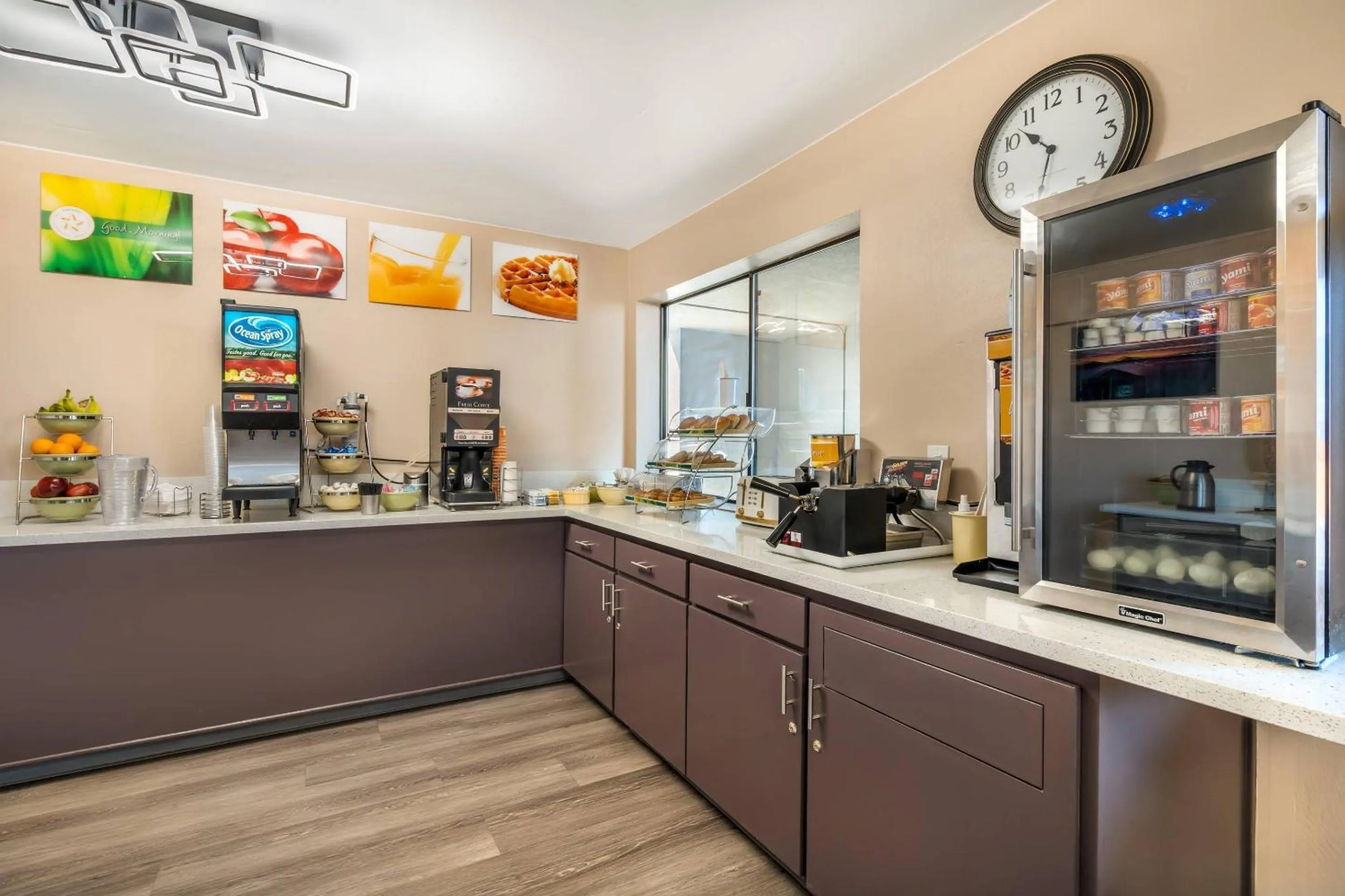 Breakfast in Quality Inn Klamath Falls - Crater Lake Gateway