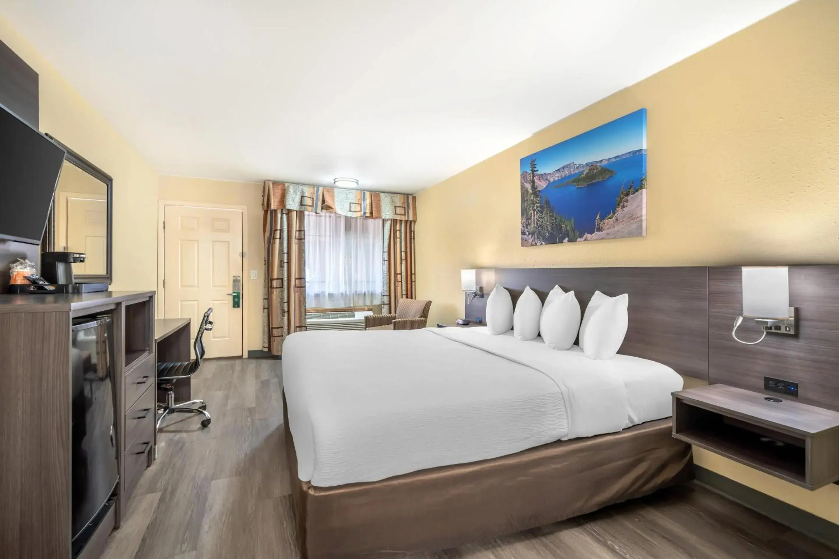 Bedroom, Bed in Quality Inn Klamath Falls - Crater Lake Gateway Bedroom, Bed in Quality Inn Klamath Falls - Crater Lake Gateway