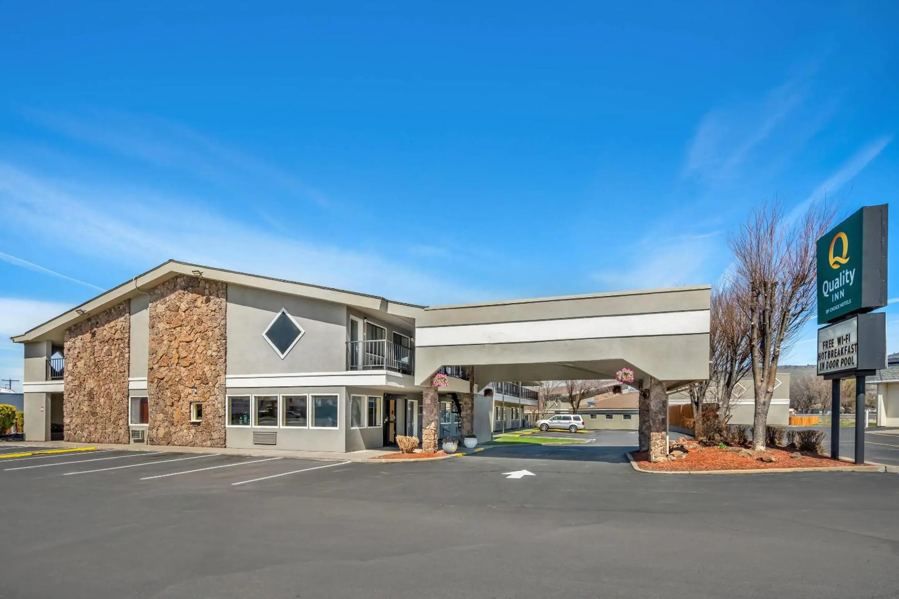 Property building in Quality Inn Klamath Falls - Crater Lake Gateway Property building in Quality Inn Klamath Falls - Crater Lake Gateway