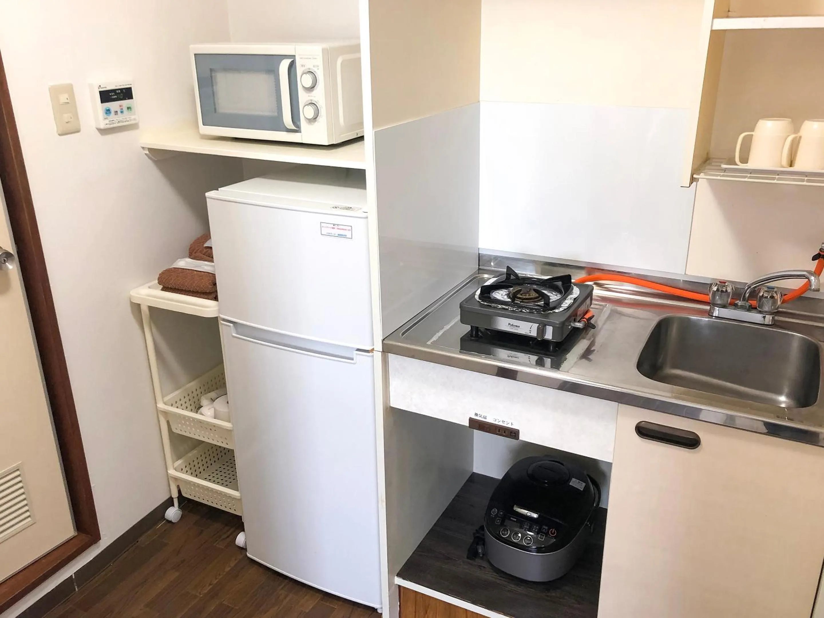 Kitchen or kitchenette in Sunset Hills Inn Naha