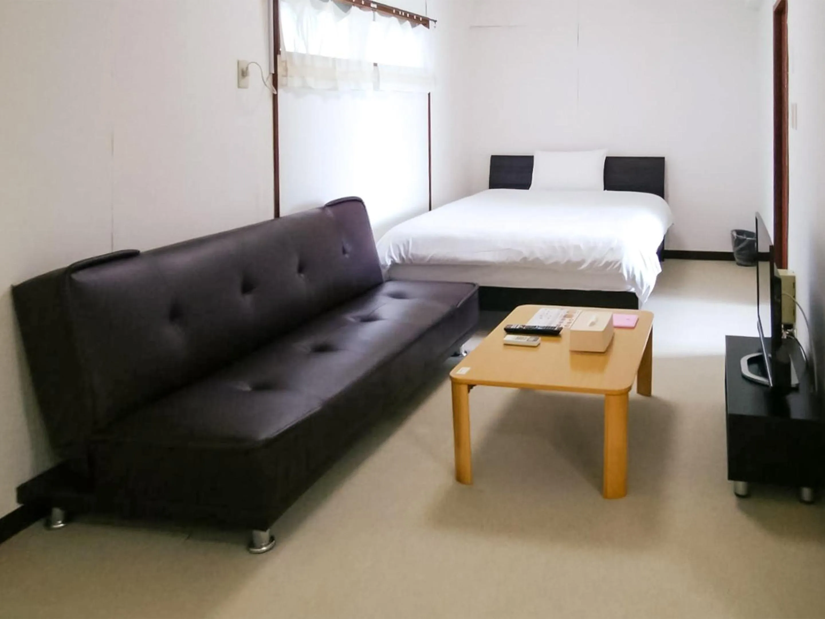 Photo of the whole room in Sunset Hills Inn Naha