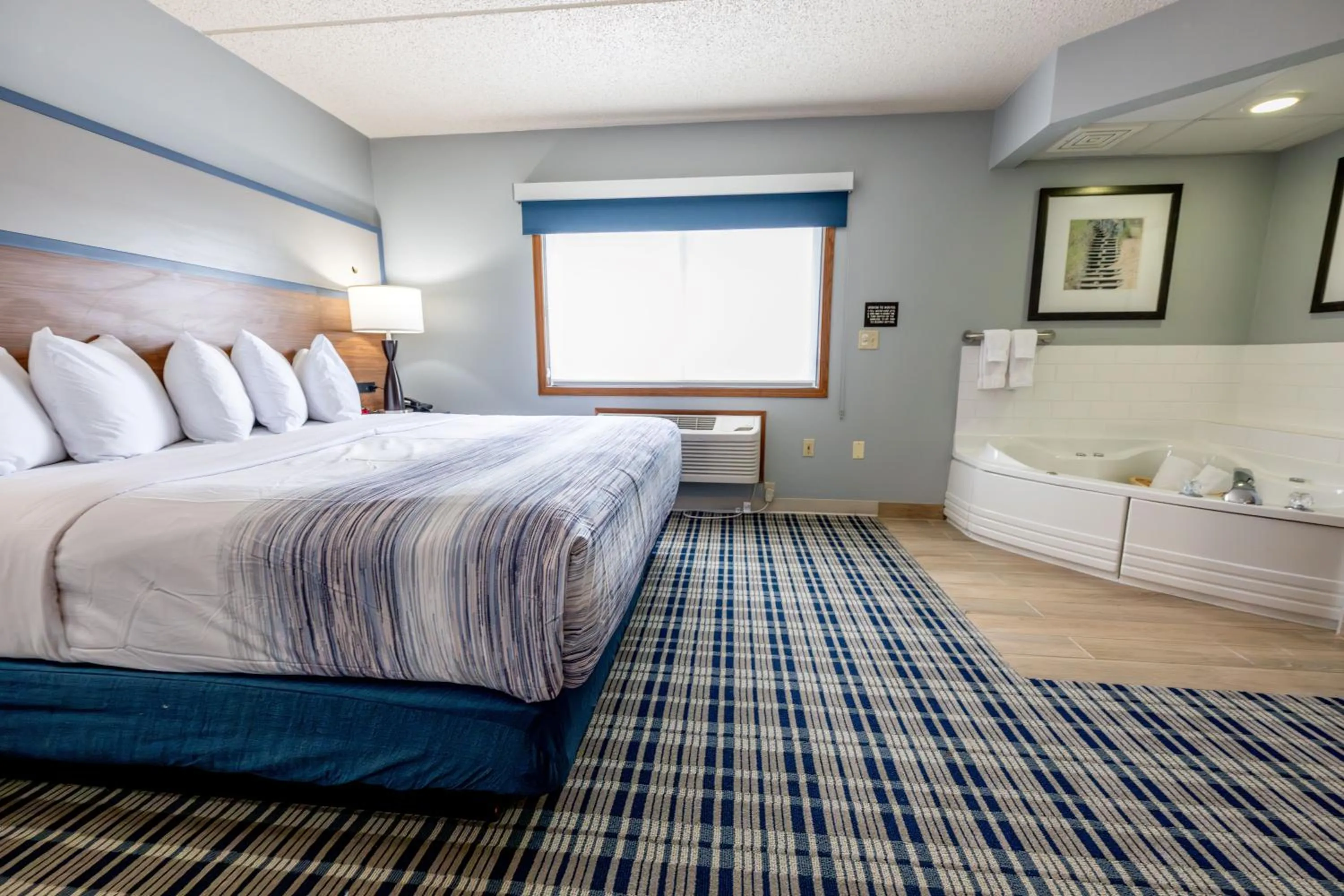 Hot Tub, Bed in AmericInn by Wyndham Sturgeon Bay