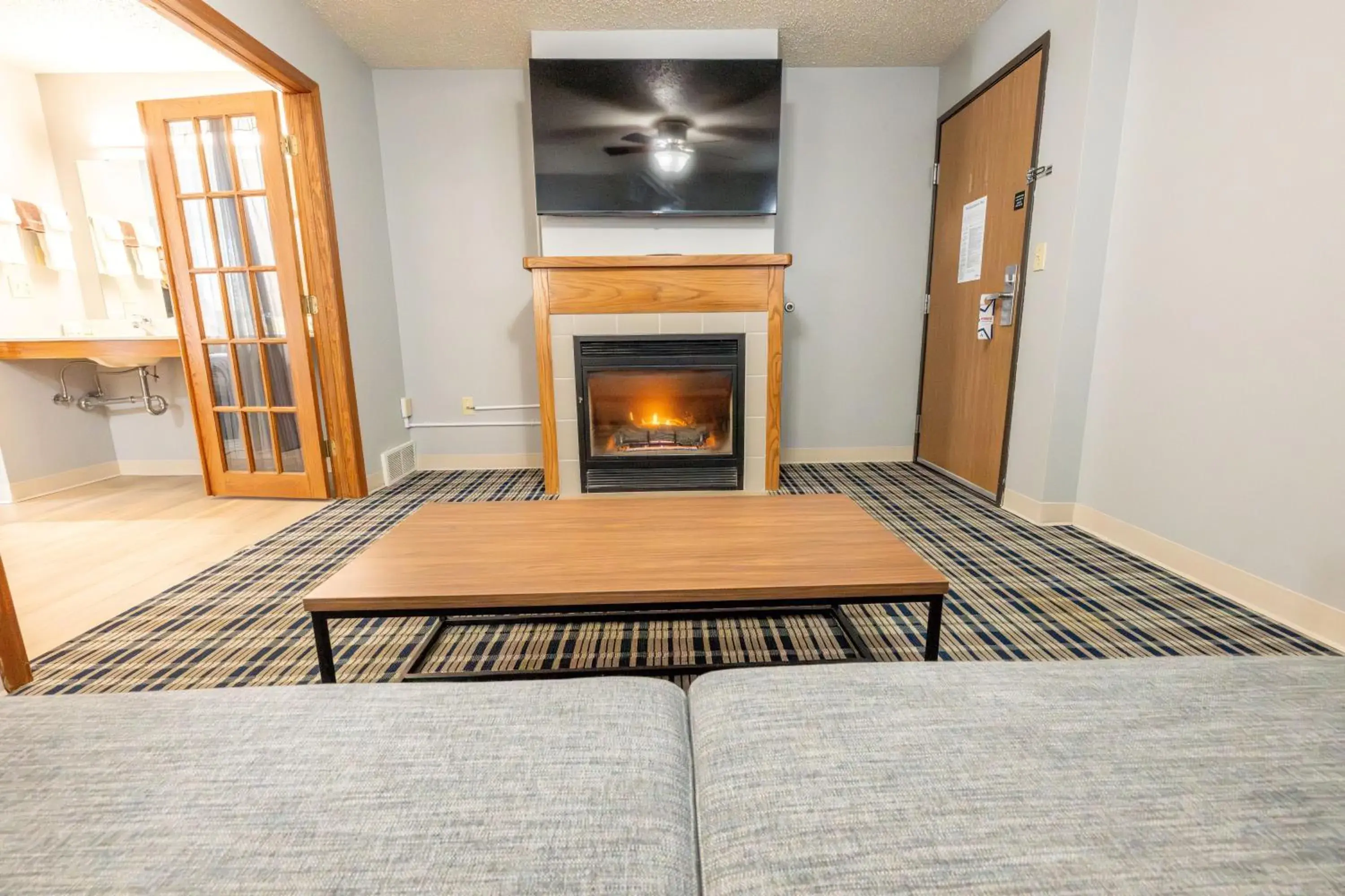 Deluxe King Suite - Non-Smoking in AmericInn by Wyndham Sturgeon Bay Deluxe King Suite - Non-Smoking in AmericInn by Wyndham Sturgeon Bay