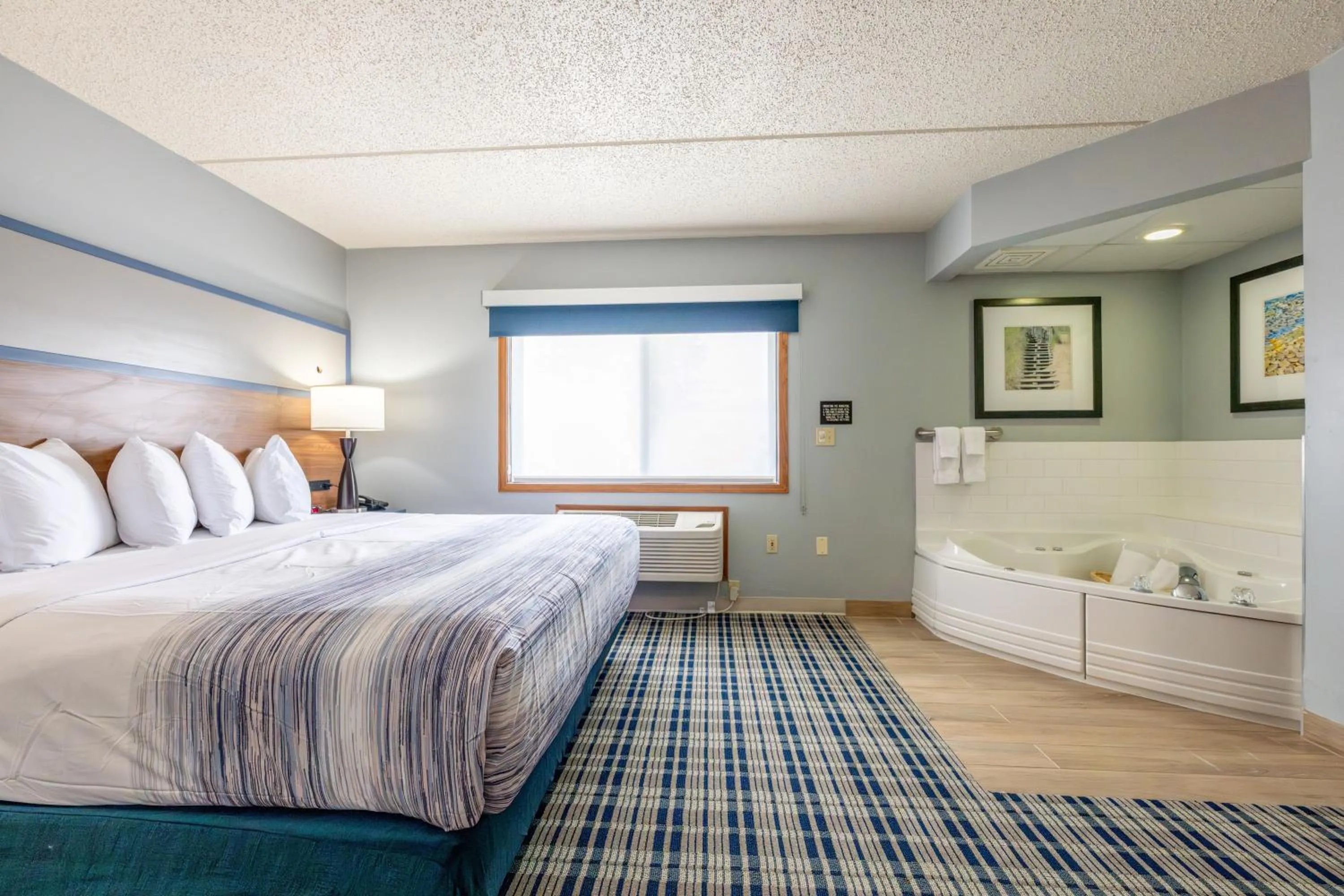 Hot Tub, Bed in AmericInn by Wyndham Sturgeon Bay