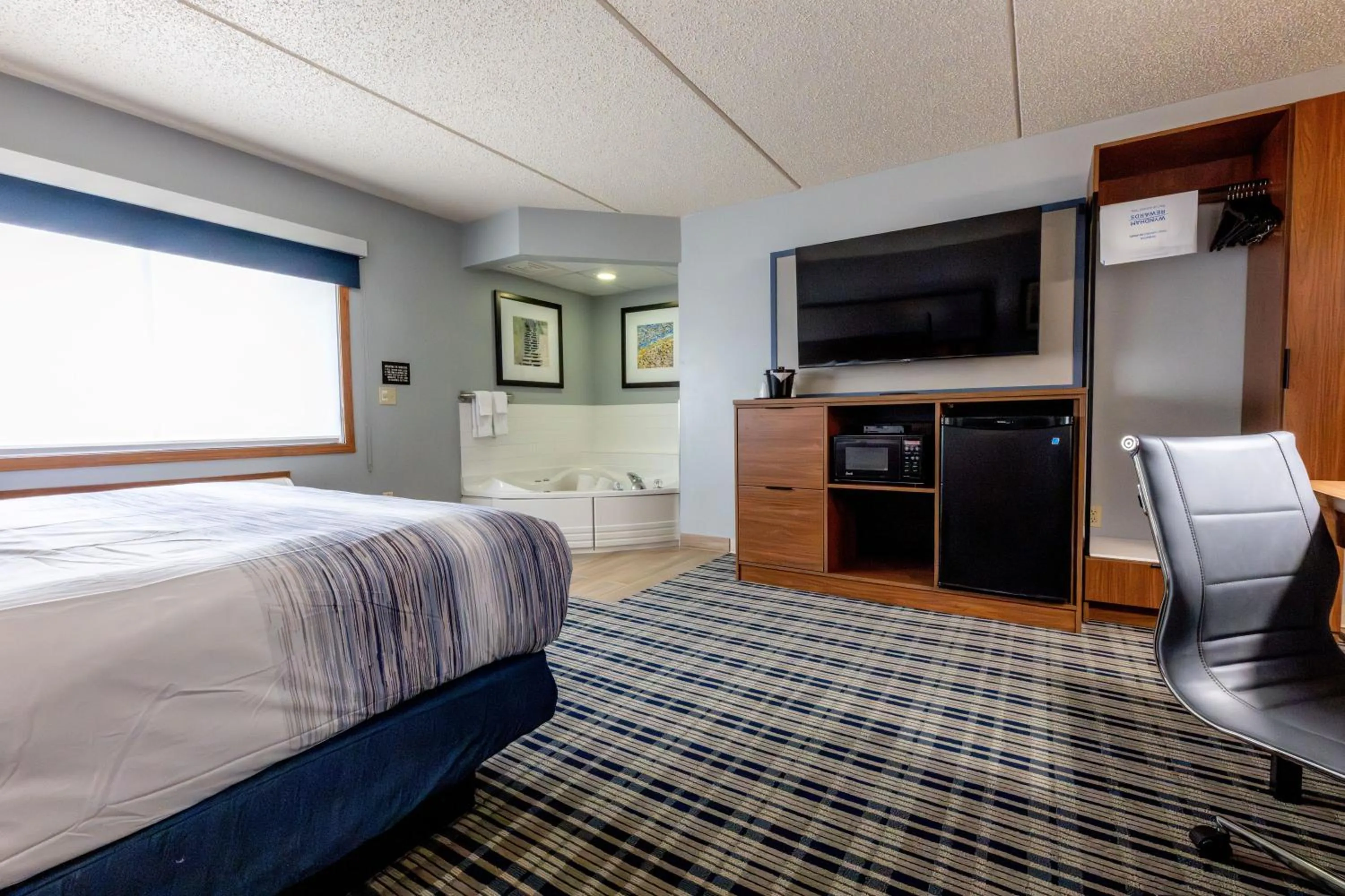 Hot Tub, Bed in AmericInn by Wyndham Sturgeon Bay