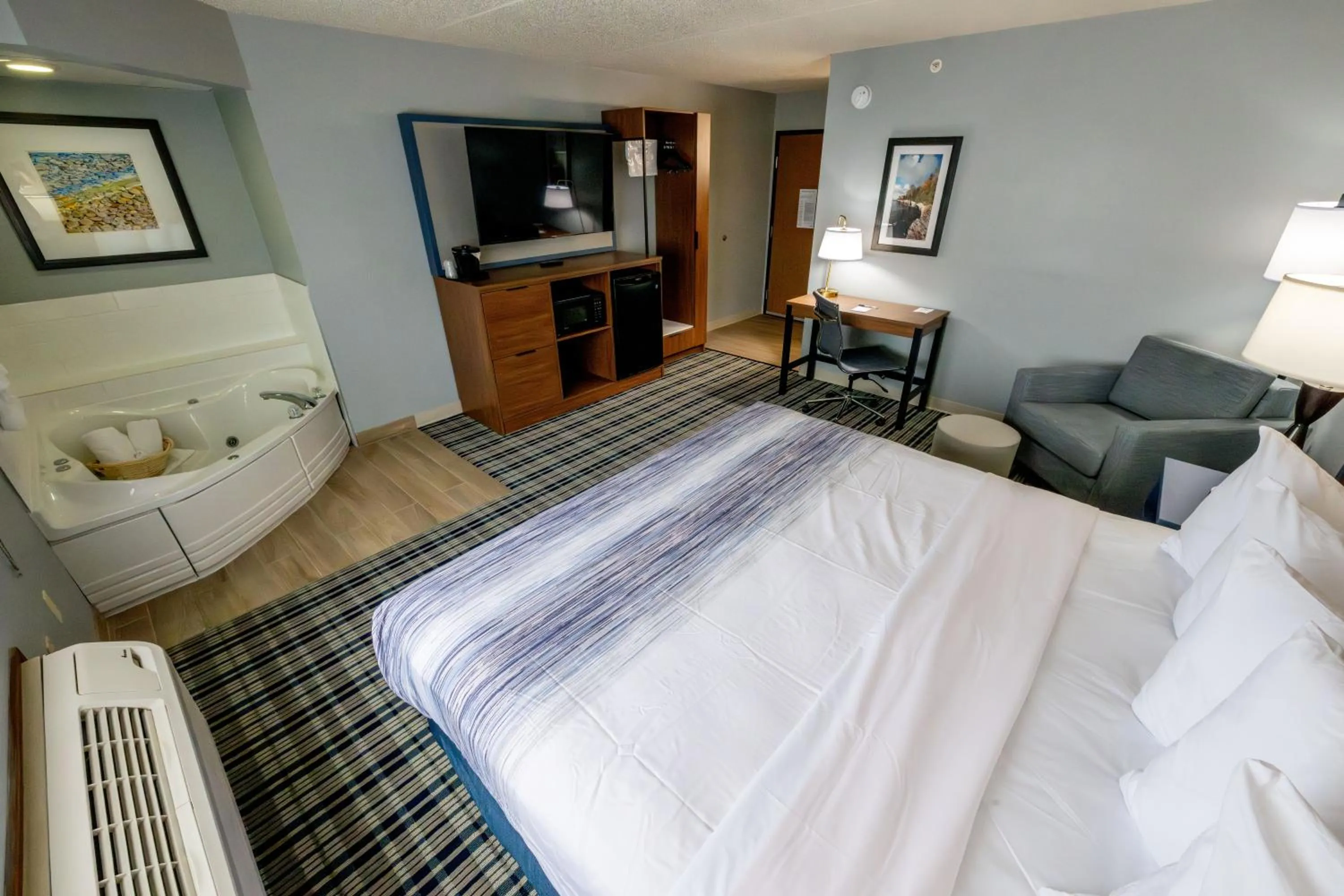 Hot Tub, Bed in AmericInn by Wyndham Sturgeon Bay