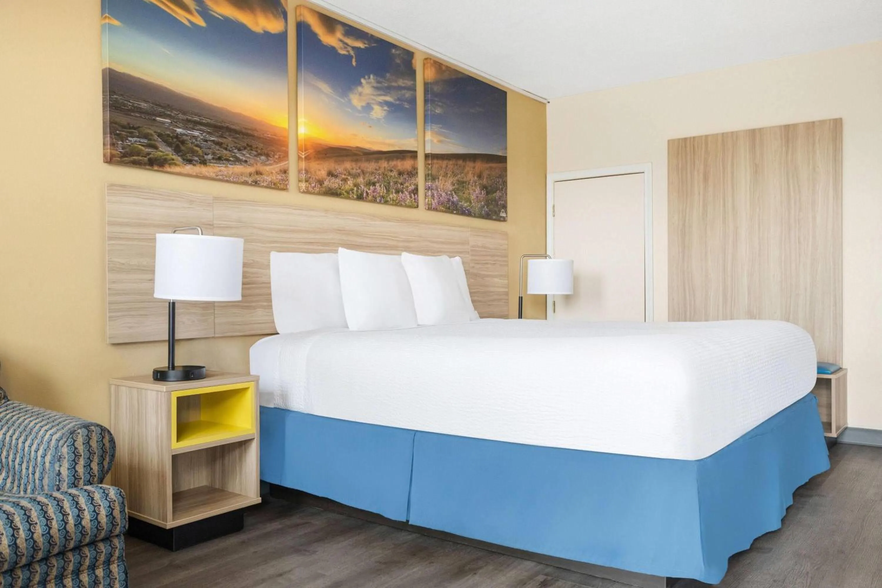 Bed in Days Inn by Wyndham Fort Wayne